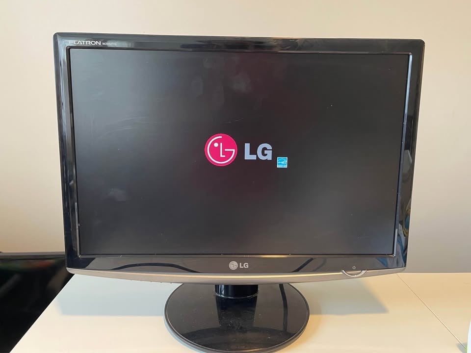 LG 20 inches Widescreen LCD Monitor - No screen crack