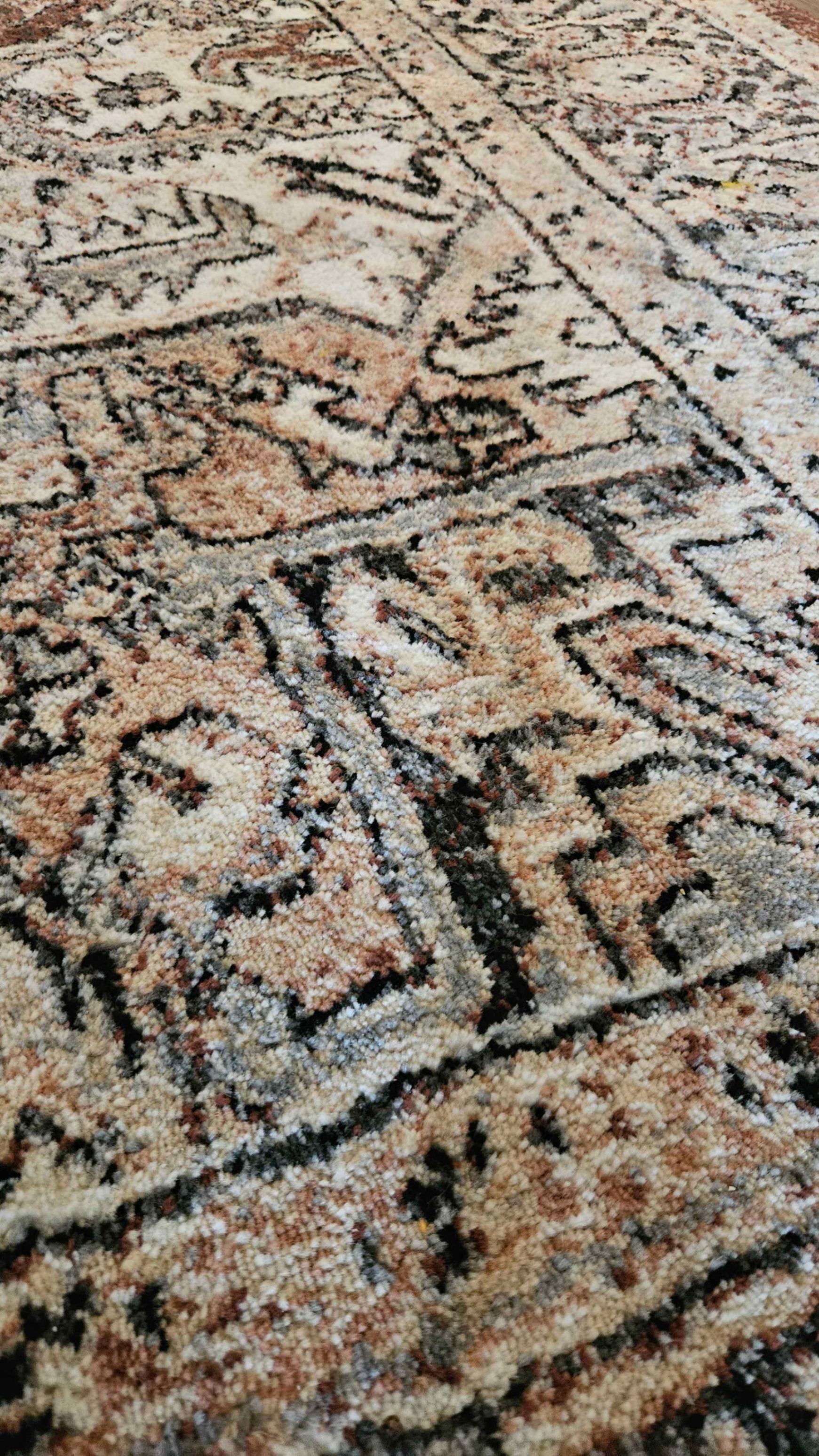 Persian rug (maroon/red/pink) low-pile, faded ikea rug - photo 3