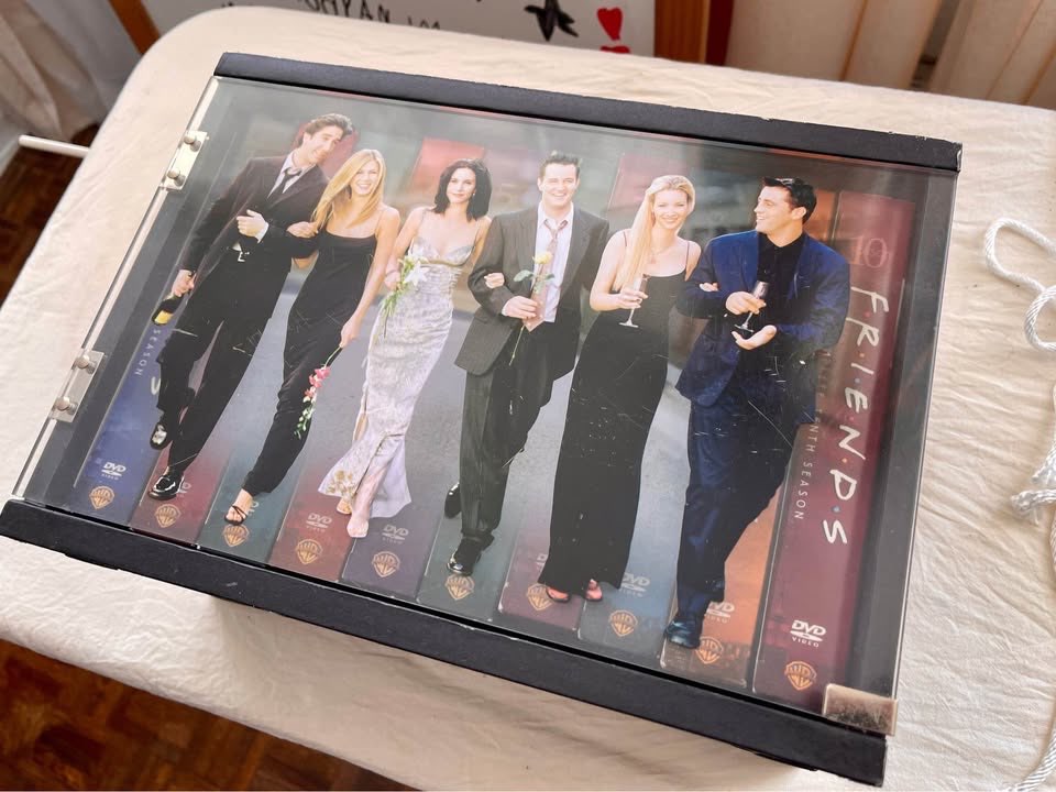 Friends: The Complete Series – Limited Edition Wooden Case - photo 2