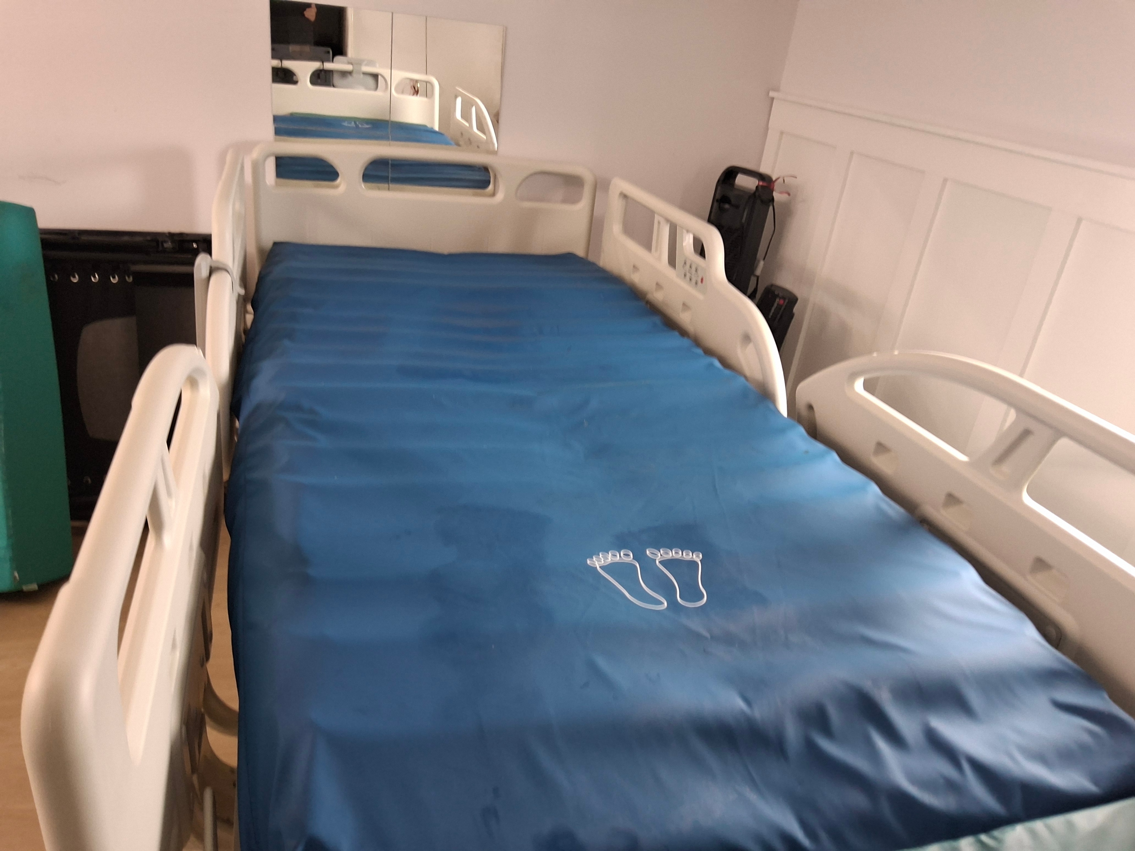 Electric Hospital Bed - photo 3