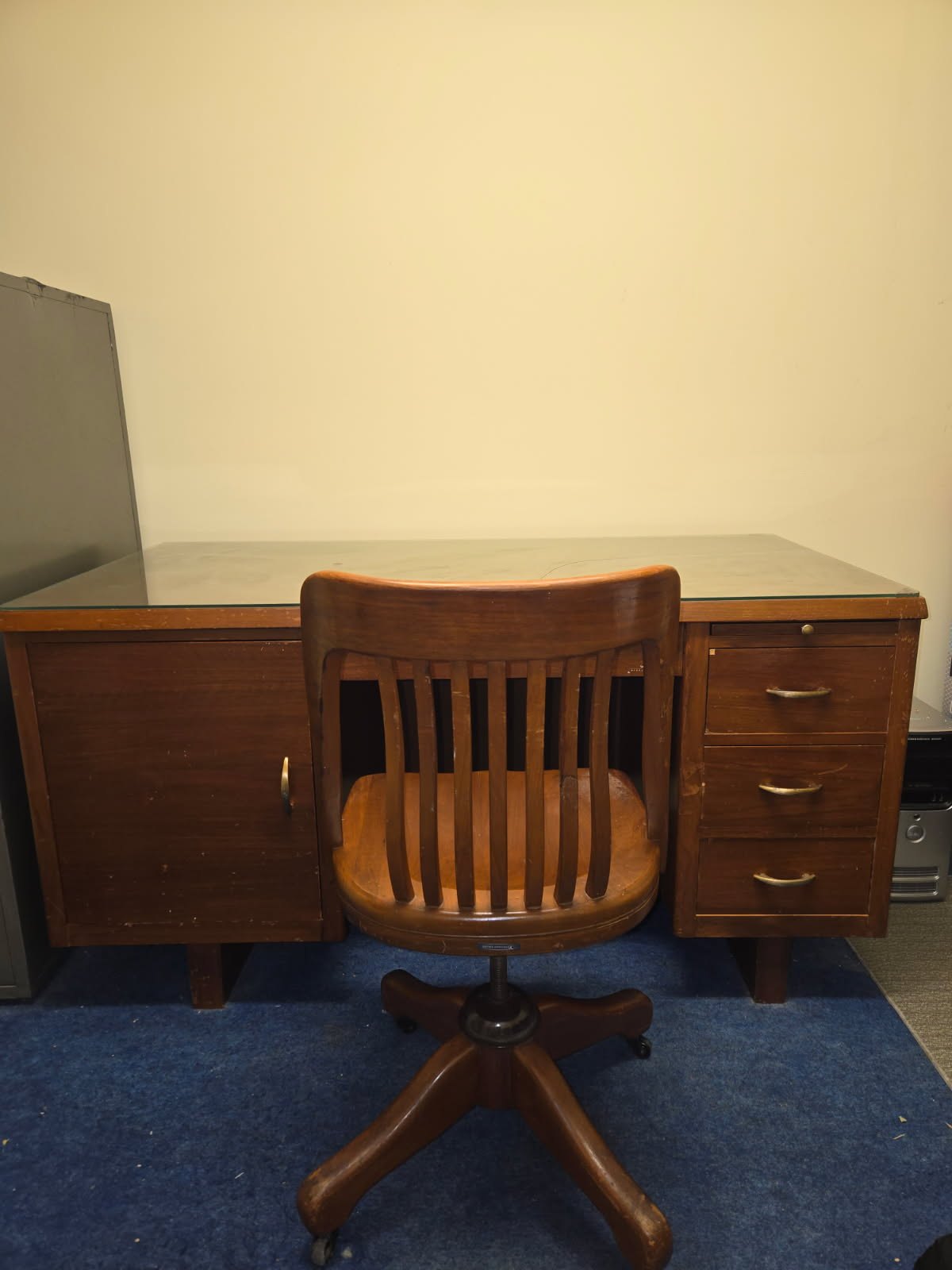 1940s Solid Walnut Executive Desk & Oak Swivel Chair - photo 5