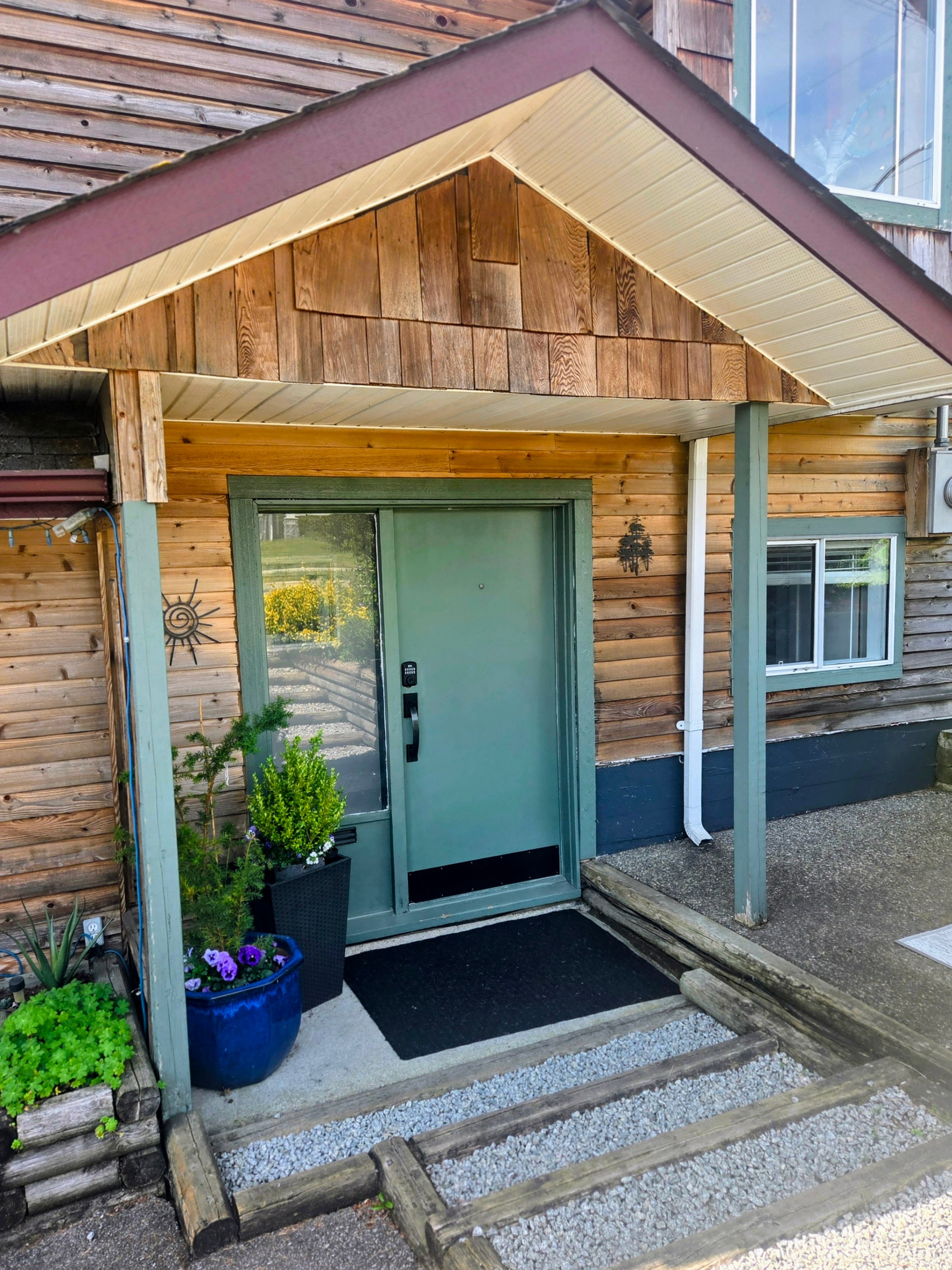 Two Bedroom Charming Bright Suite