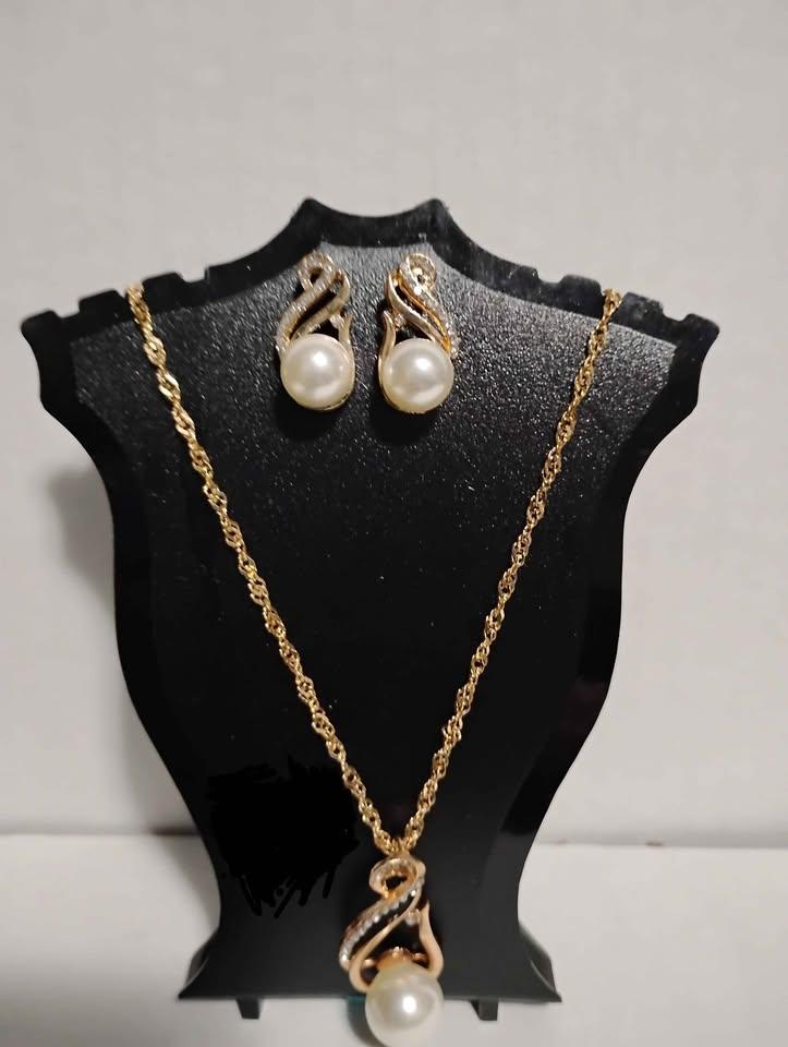 Pearl Necklace and Earrings Set