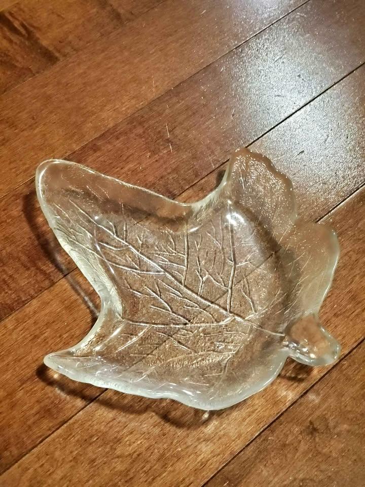 Small Glass Leaf Tray