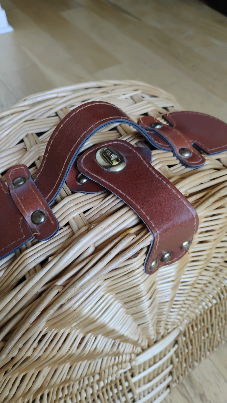 Wicker Picnic Basket with Plaid Lining - photo 3