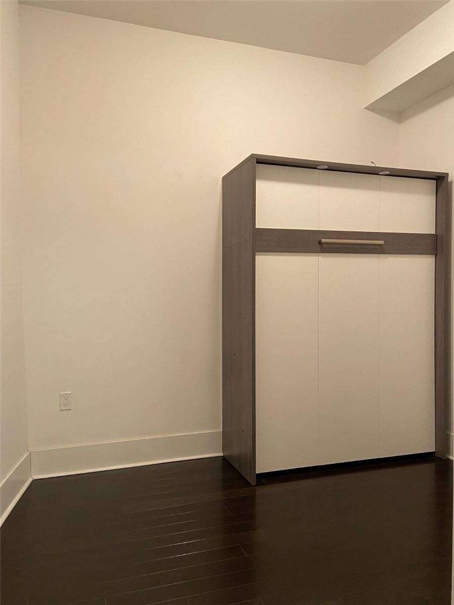 Male Roommate Wanted – Private Room in Downtown Toronto