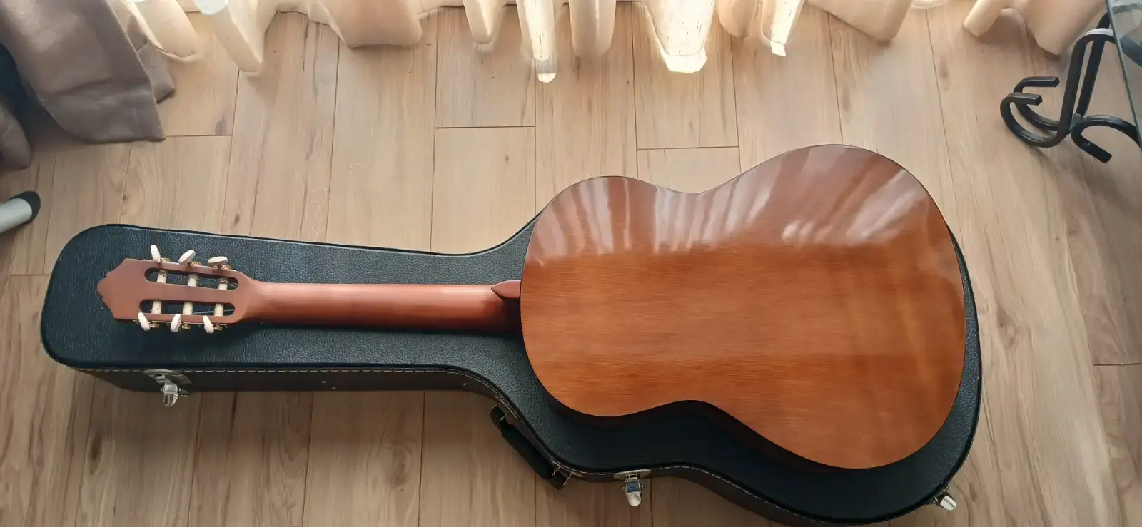 Yamaha C40 Classical Guitar, Like New, Full Bundle, Hard Case - photo 5