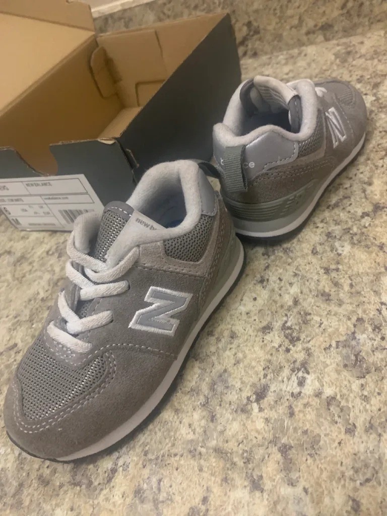 LIKE NEW: Kids New Balance 574 Sneakers – Size 6 (Worn Once) - photo 2