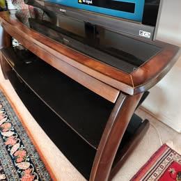 Wood & Glass TV Stand – Modern Curved Design - photo 2