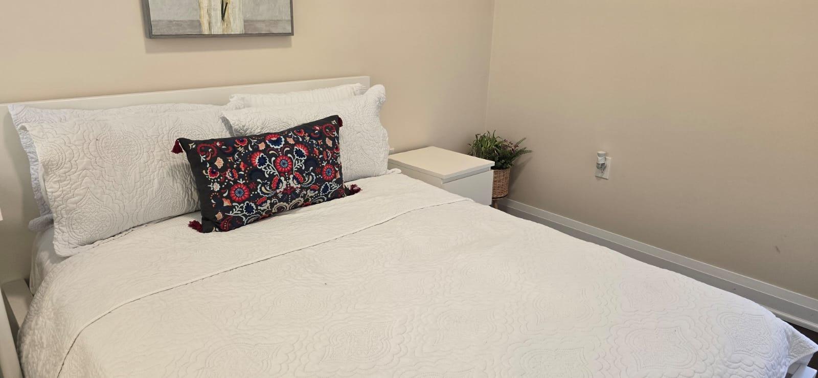 Ikea Malm queen Size Bed with Side Table - photo 2