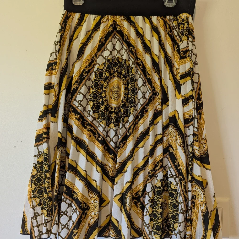 Metrowear Pleated Skirt - Size L