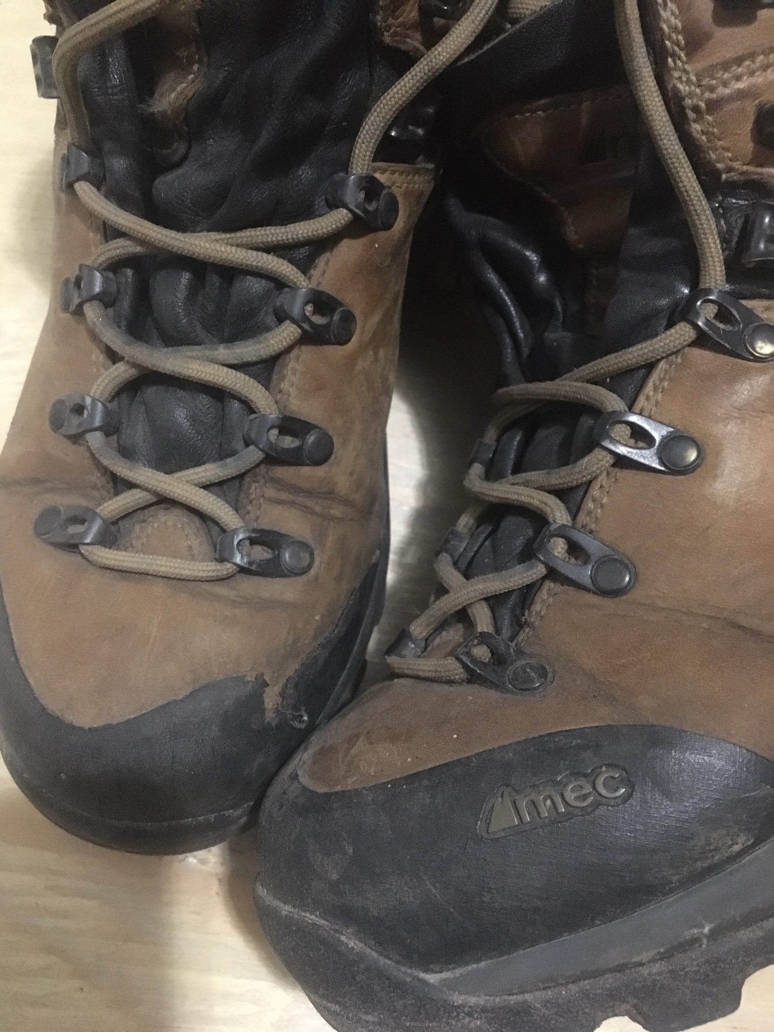 MEC leather hiking boots size 6.5 (youth size 4) - photo 3