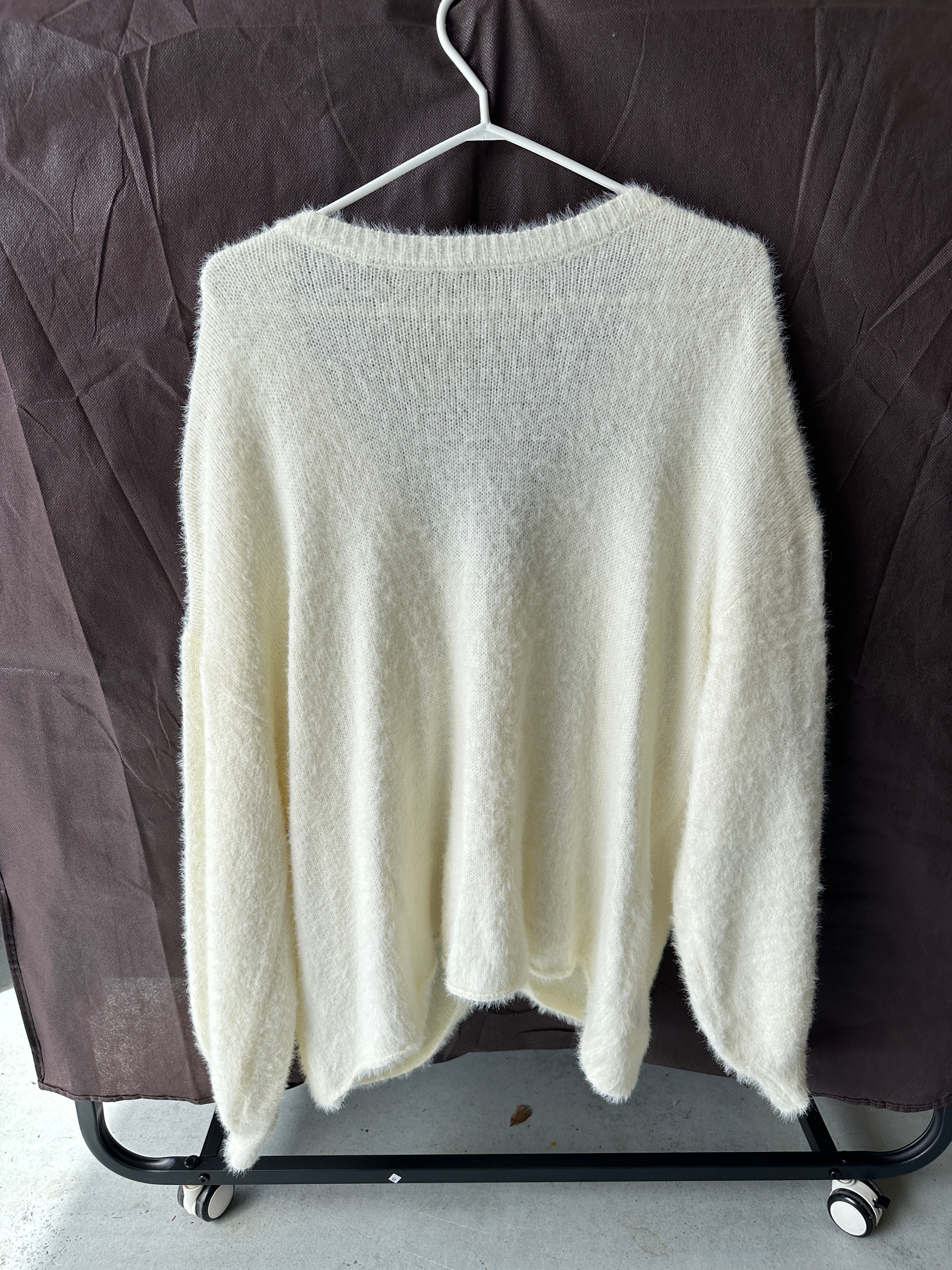 Eloqui - Cream fuzzy V-neck sweater