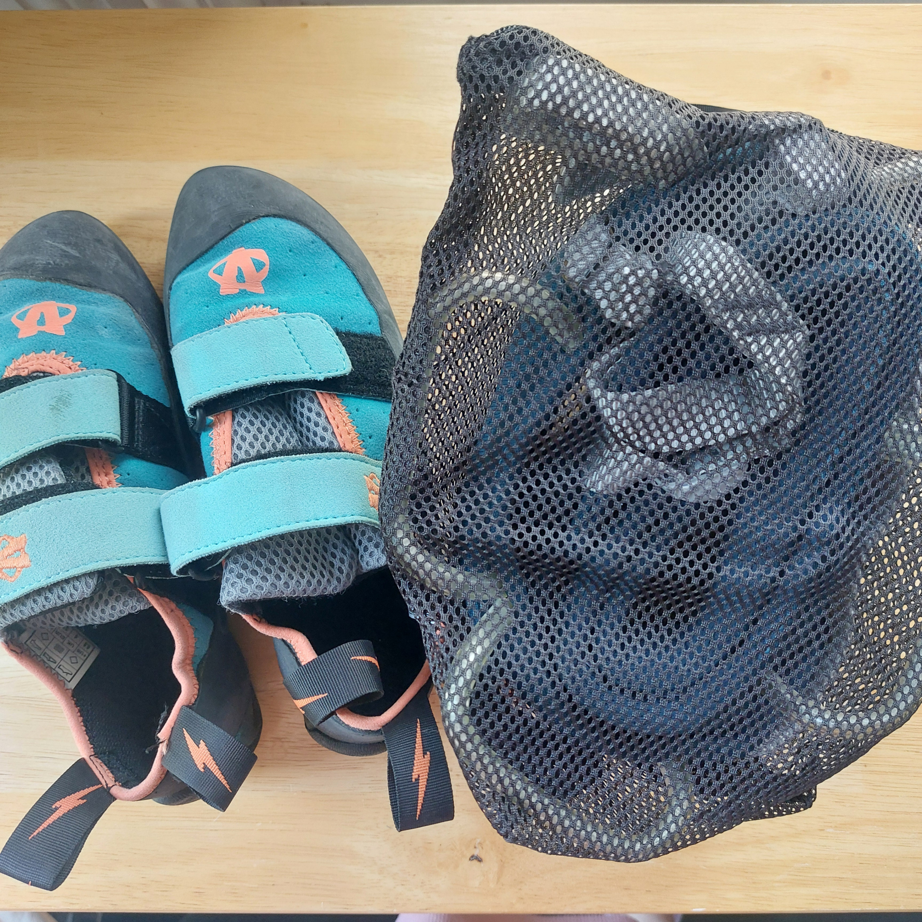 Bundle climbing shoes women (Size 6.5) and harness (size S) - photo 2