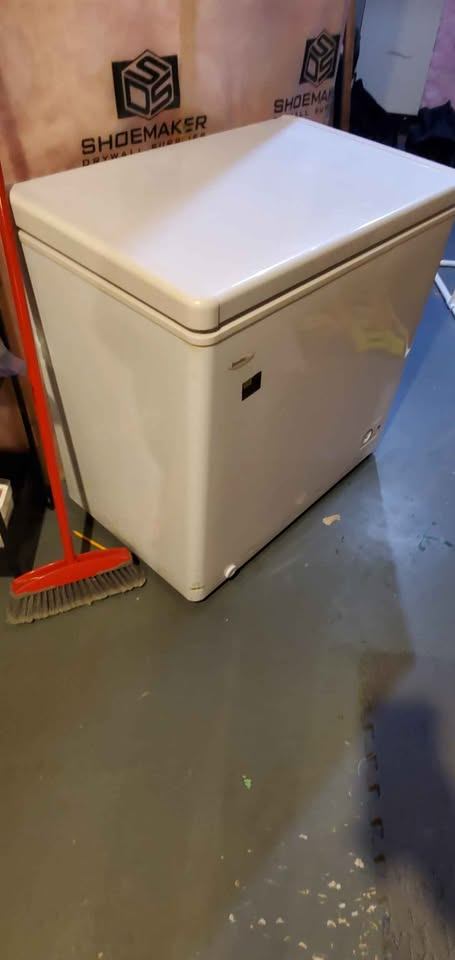 Danby Designer 5.1 cu. ft. Freezer - photo 2
