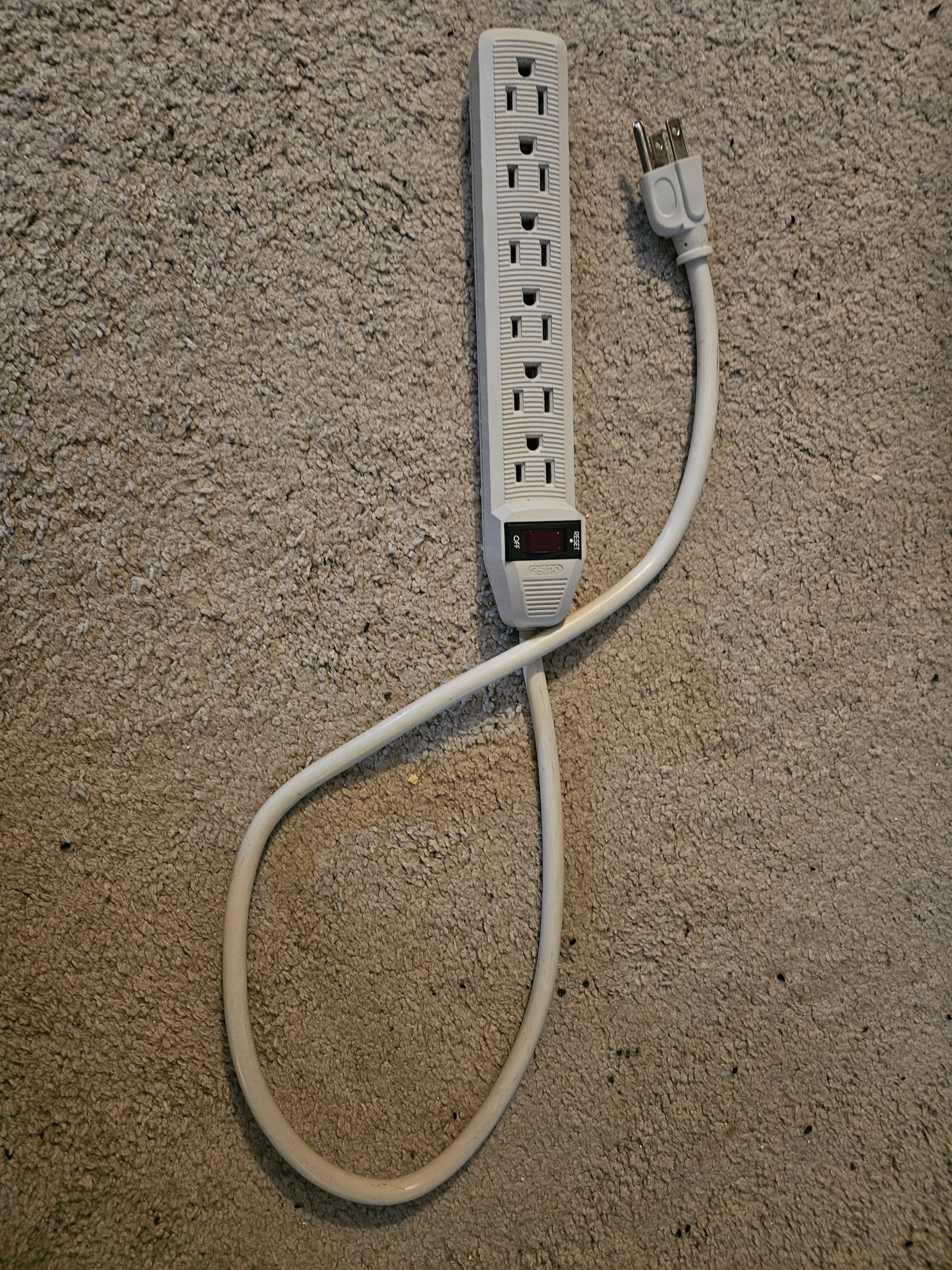 6-Outlet Power Strip Surge Protector / Power Bar, 15A, 120V