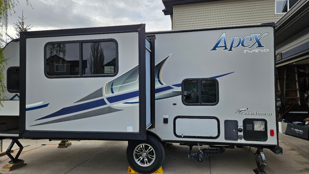 2018 Apex Nano 193BHS Banff Edition w/Bunks, Slideout, and more! - photo 2
