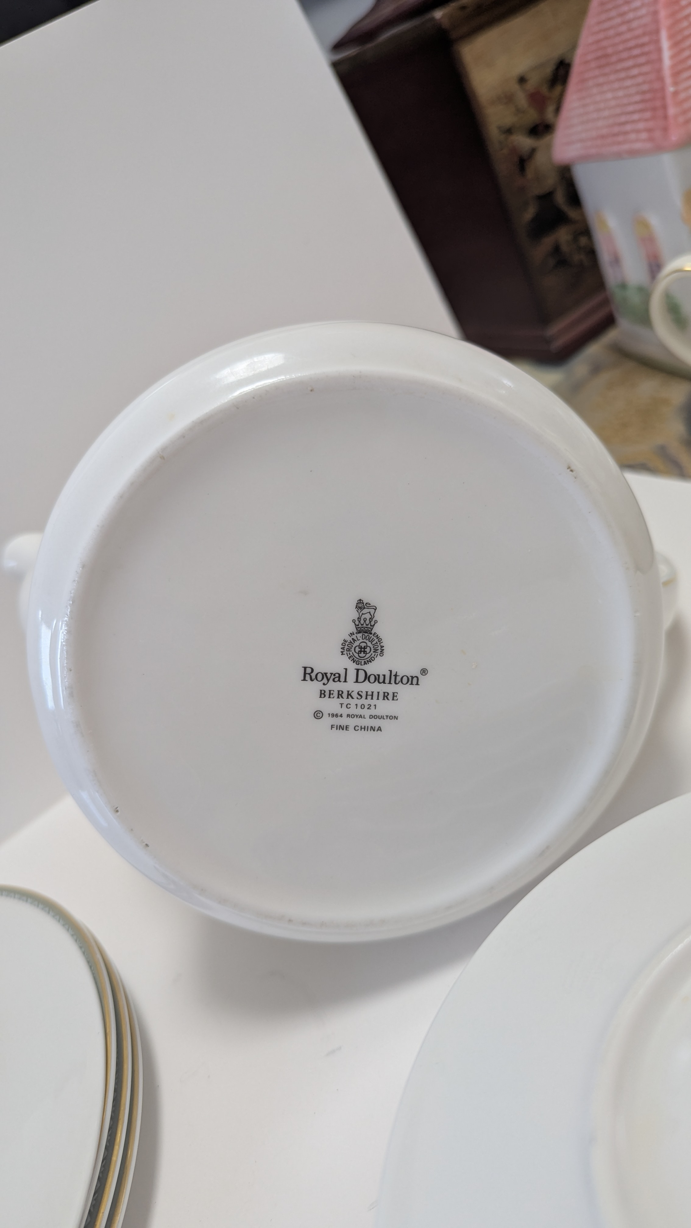 Vintage Royal Doulton Berkshire Fine Bone China Porcelain Teapot - photo 3