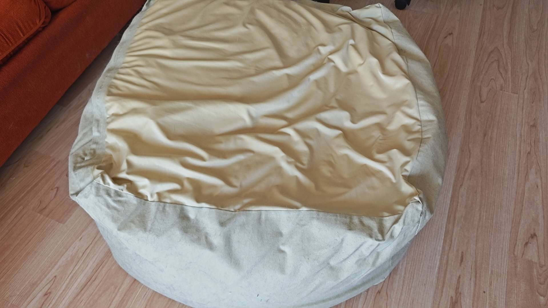 两个填充式懒人沙发 + 全新牛仔套 / 2 Bean Bag Chairs + New Denim Cover - photo 2