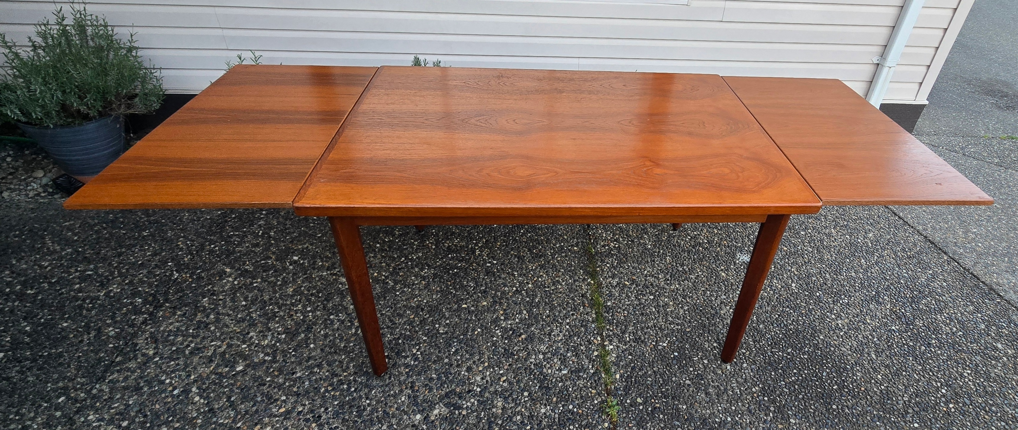 MID CENTURY TEAK DRAW LEAF DINING TABLE