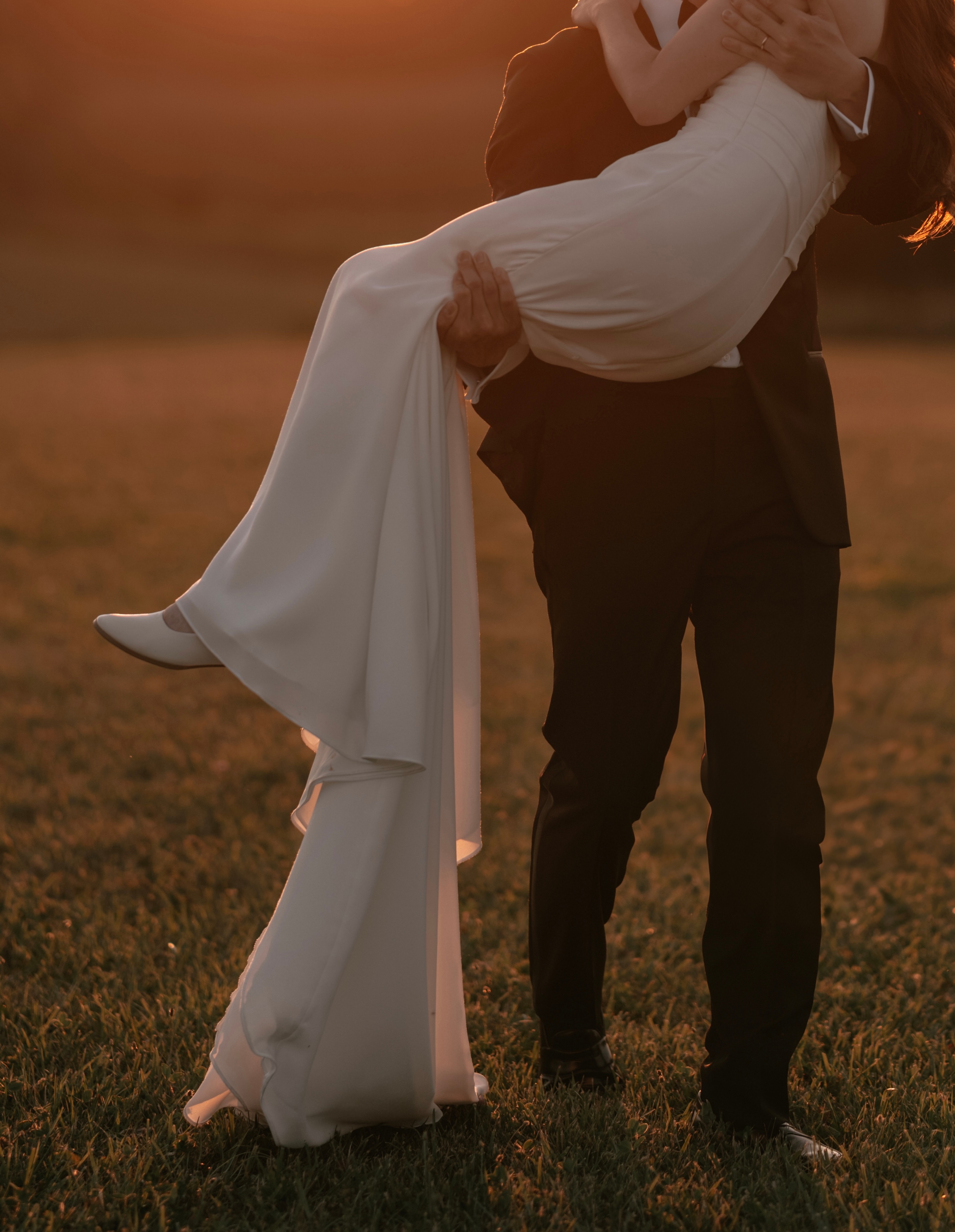 Elegant Timeless White Wedding Dress - photo 2