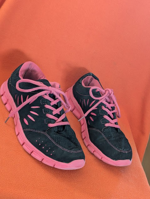 Size 9.5 pink and black ladies runners - no insoles