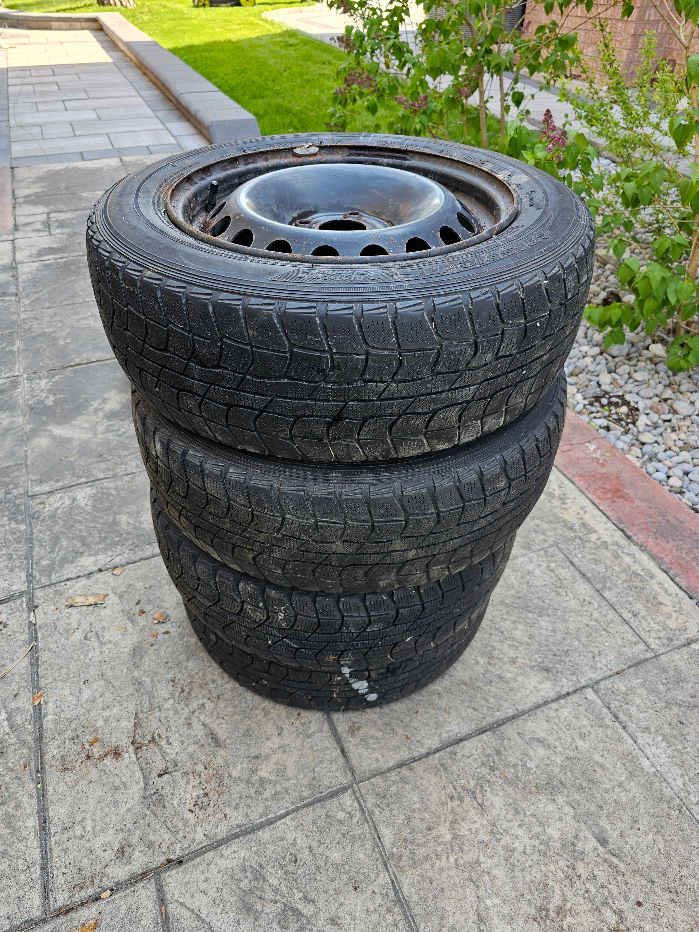 Dunlop Graspic DS-1 185 65R15 88Q Winter Tires (Set of 4)