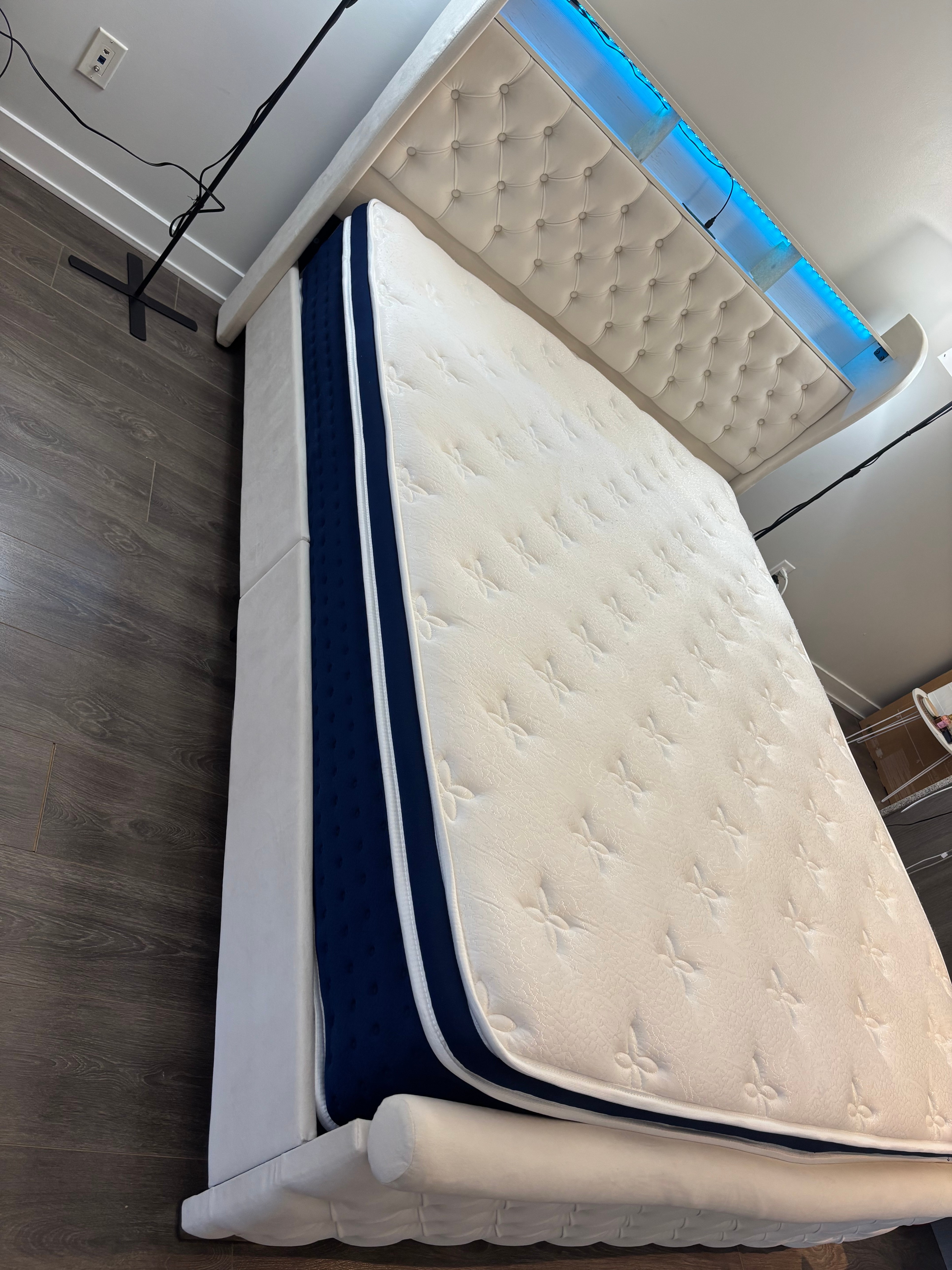 Queen Size bed frame like new - photo 5