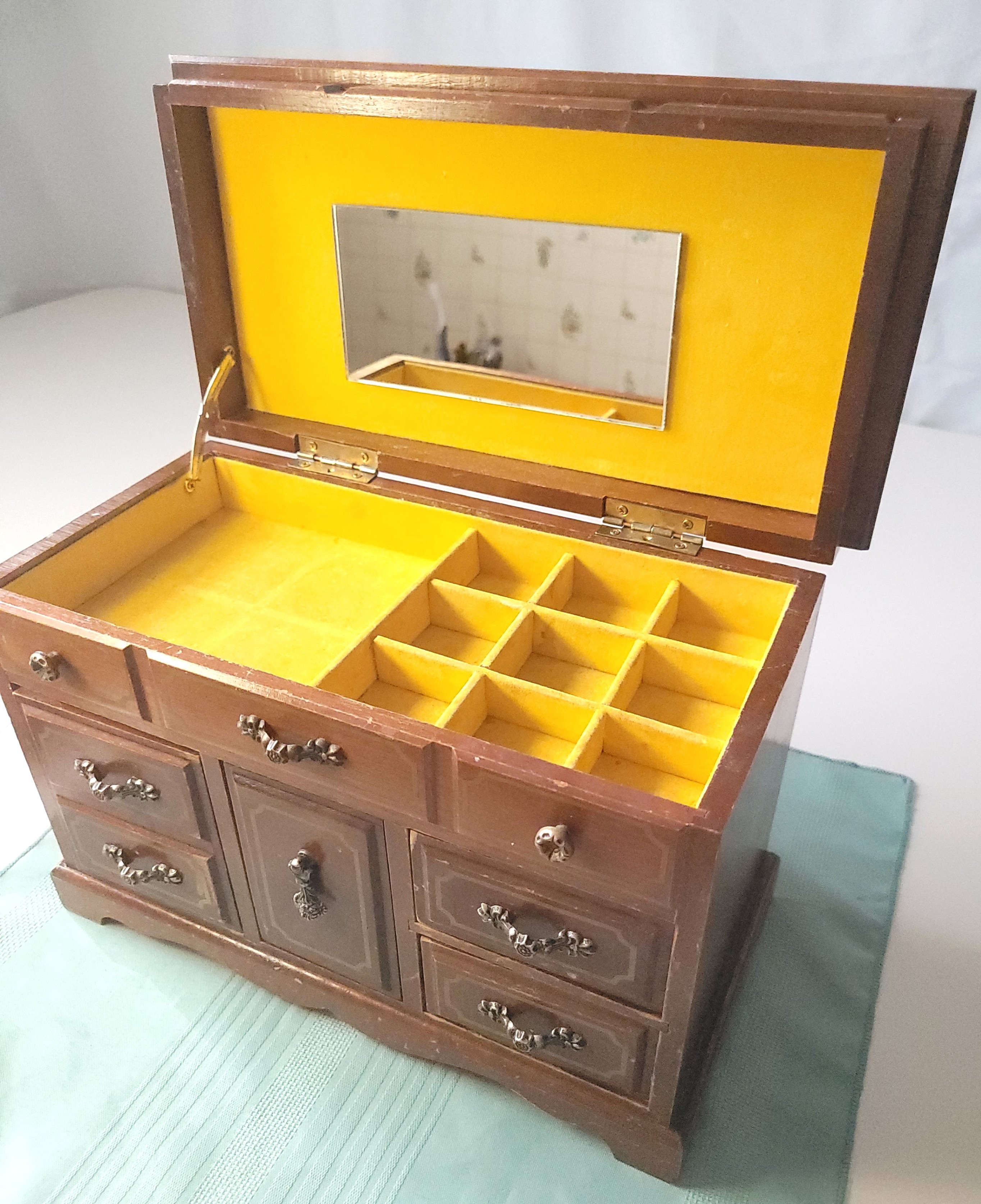 1970s Musical Jewelry Chest | Wooden Mini Dresser Armoire Taiwan - photo 3