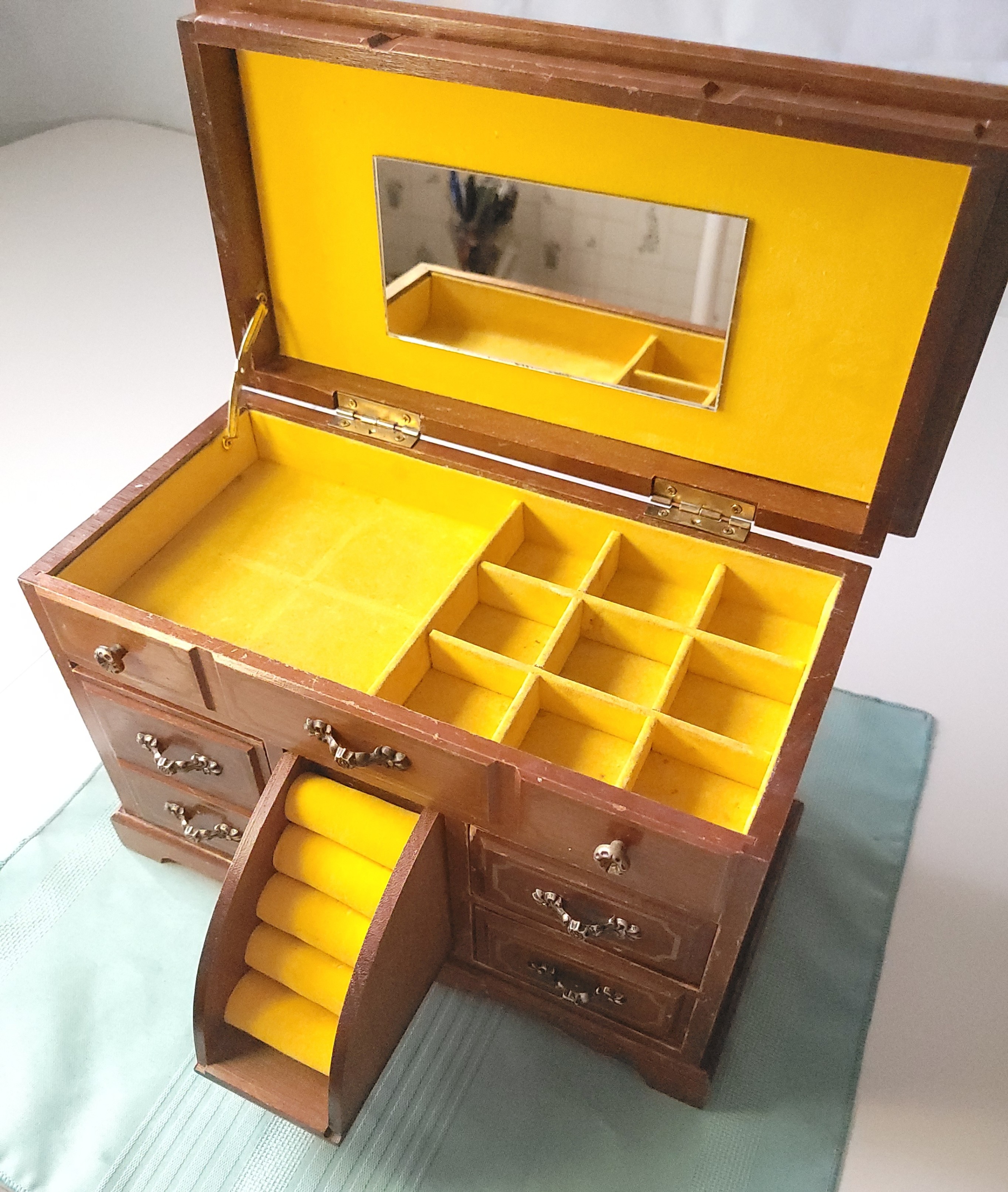 1970s Musical Jewelry Chest | Wooden Mini Dresser Armoire Taiwan - photo 4