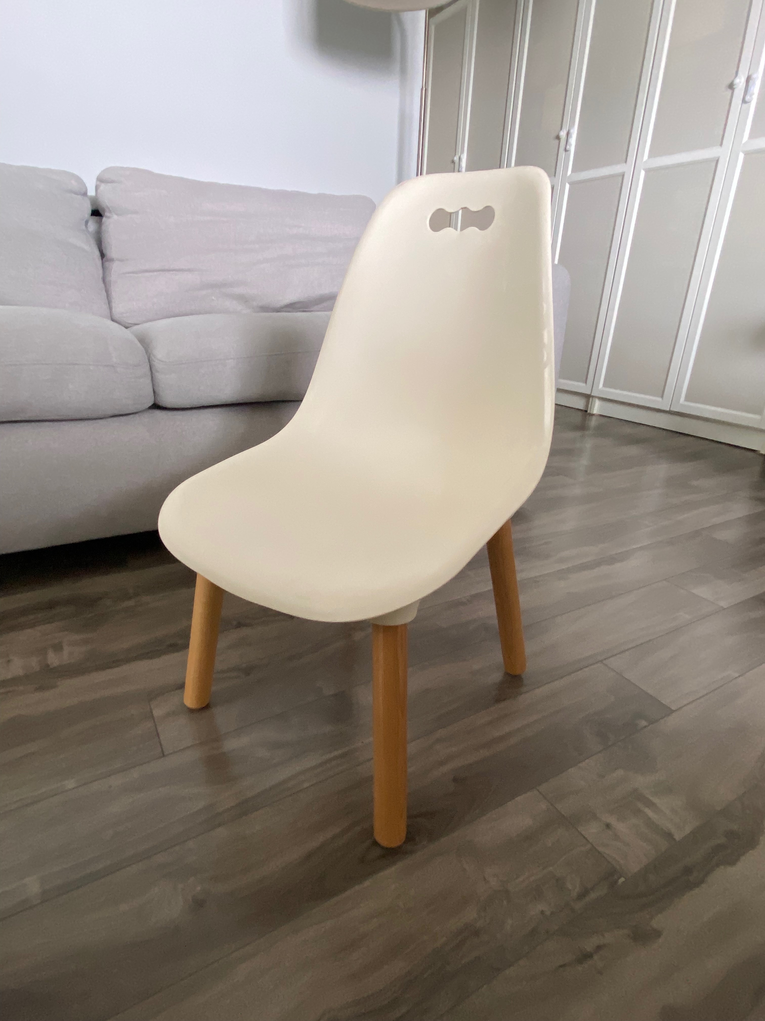 Pair of Kids Chairs – White with Wooden Legs - photo 3