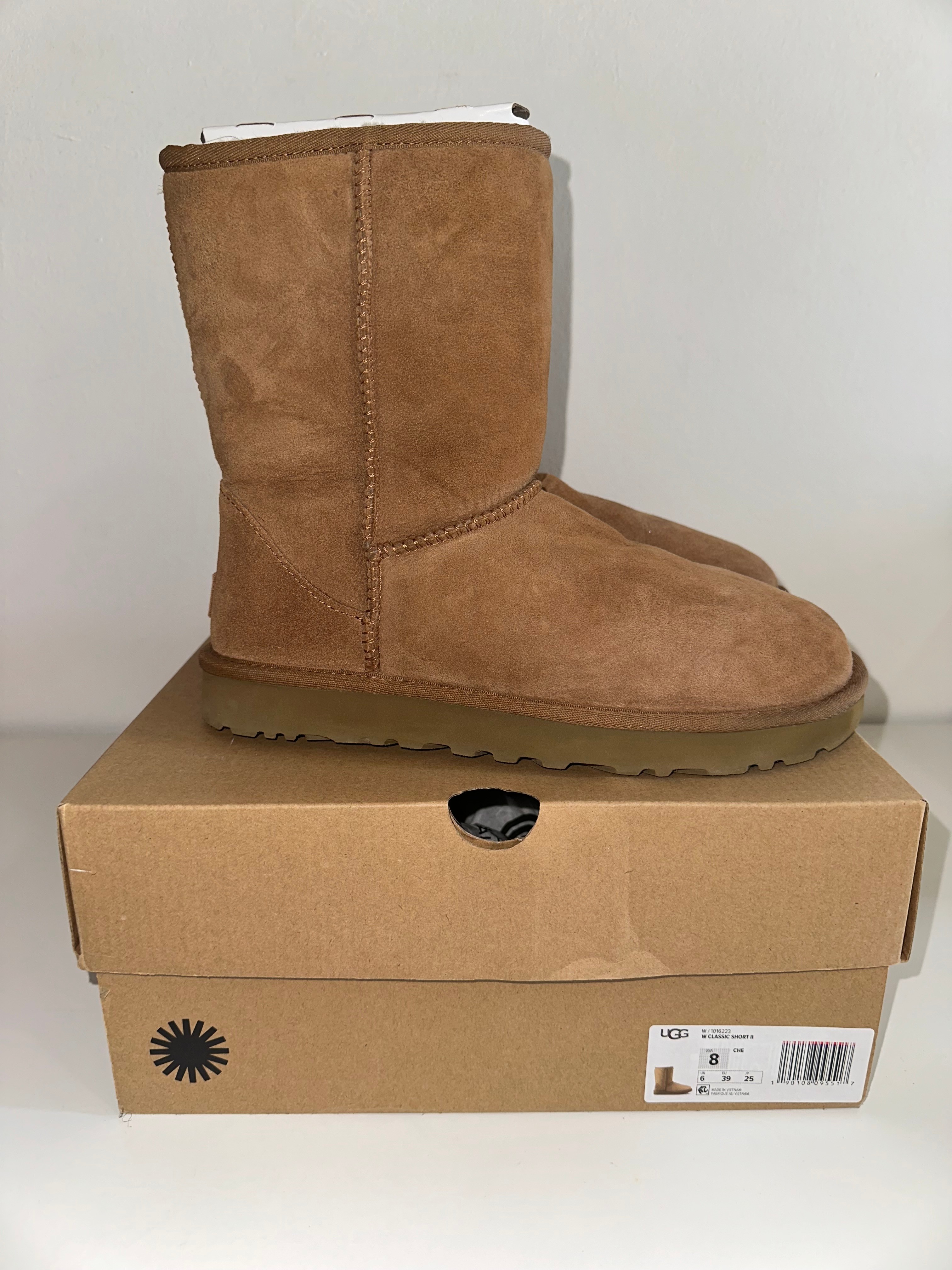 UGG Classic Short II Boot – Chestnut – Size 8 – Brand New in Box
