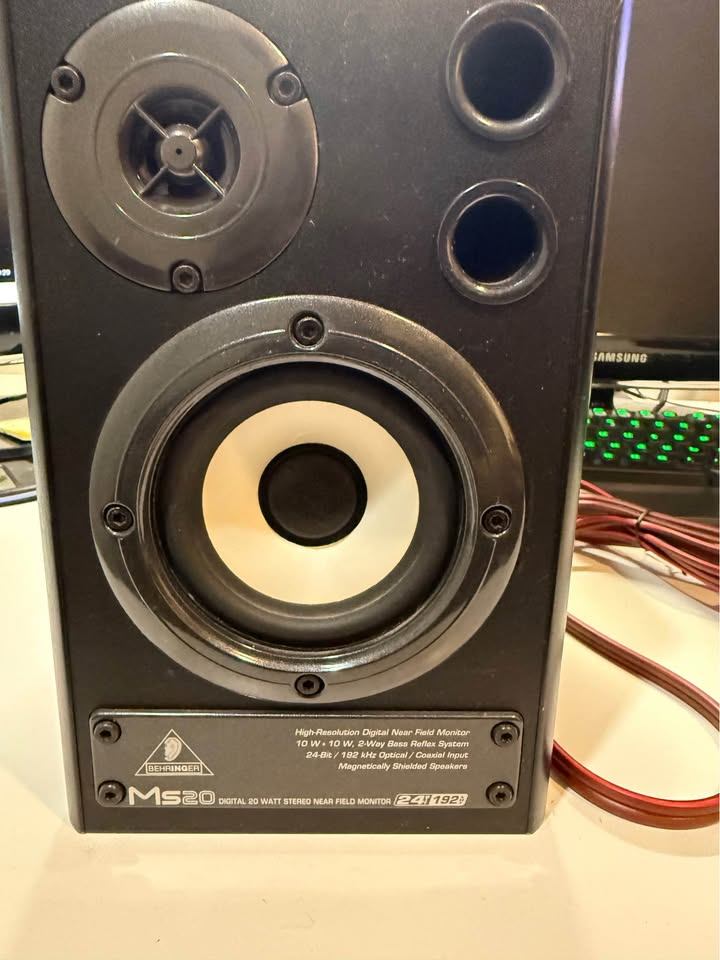 Speaker Behringer MS20 (one box only, L)