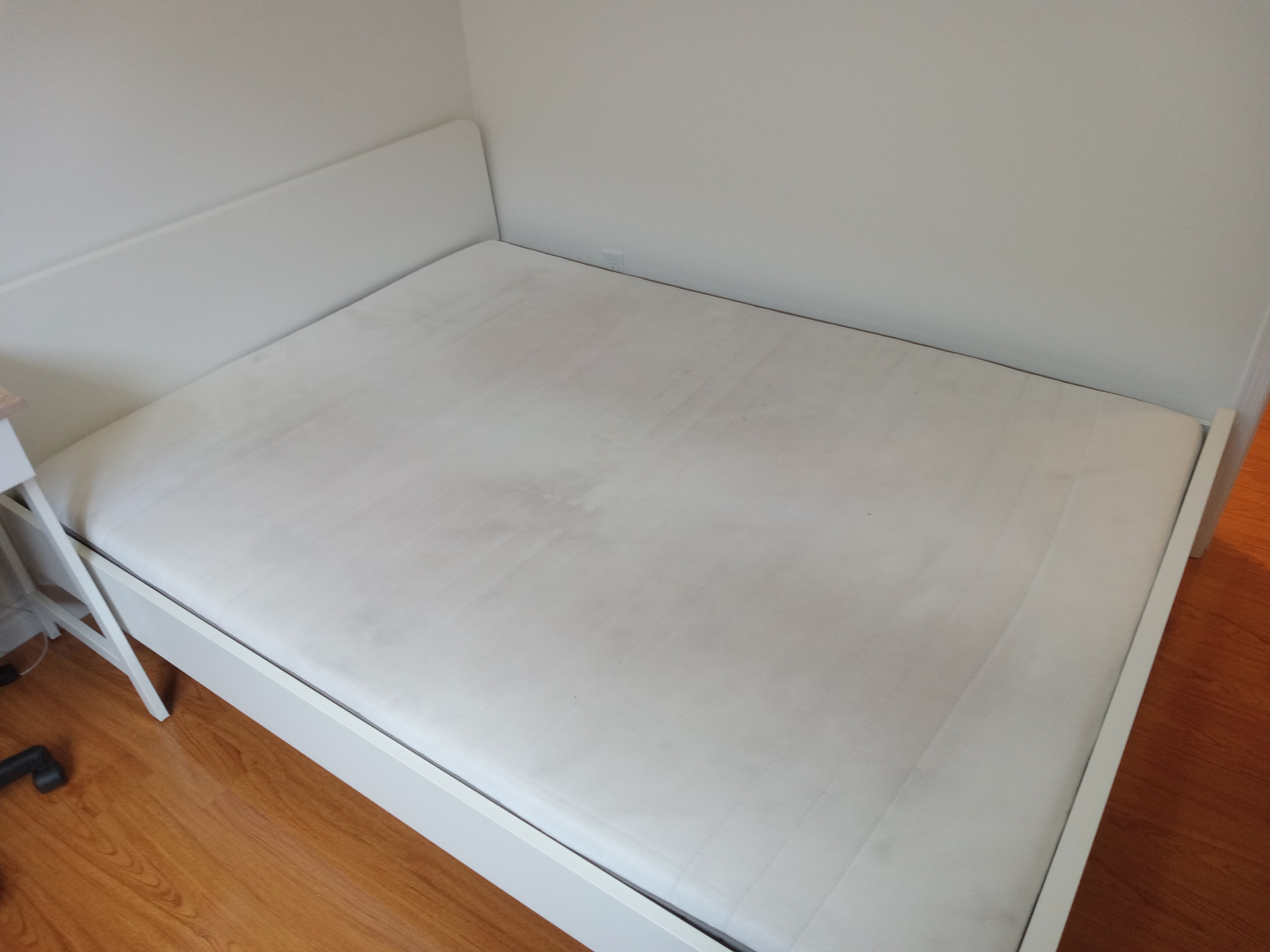 IKEA Mattress Queen Size (Smoke & Pet Free) - photo 4