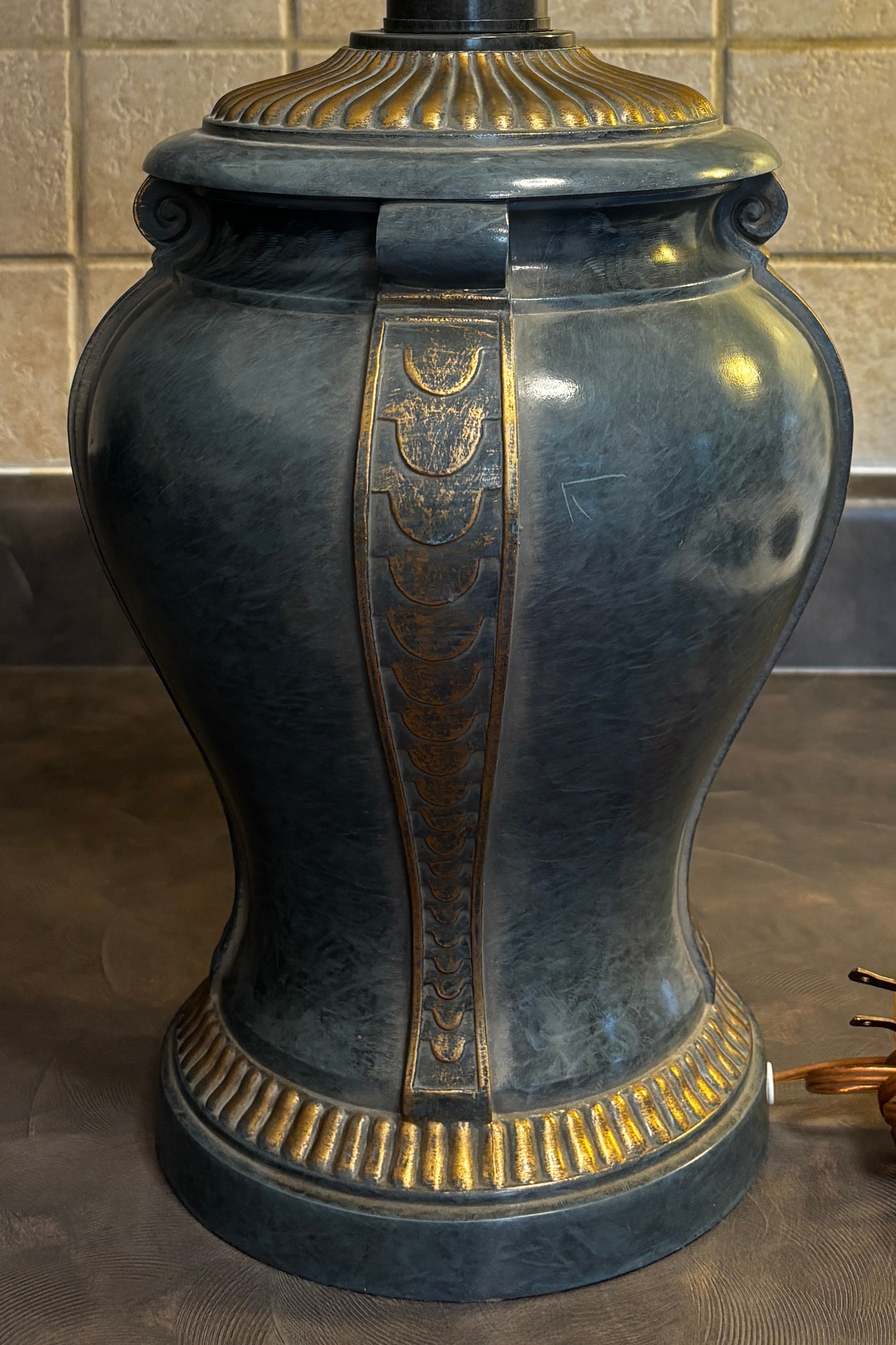 Beautiful Vintage urn-style table lamp