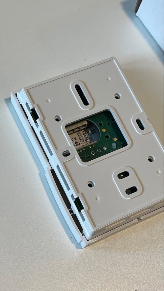 Schneider Electric Wireless Room Controller & Occupancy Sensor - photo 3