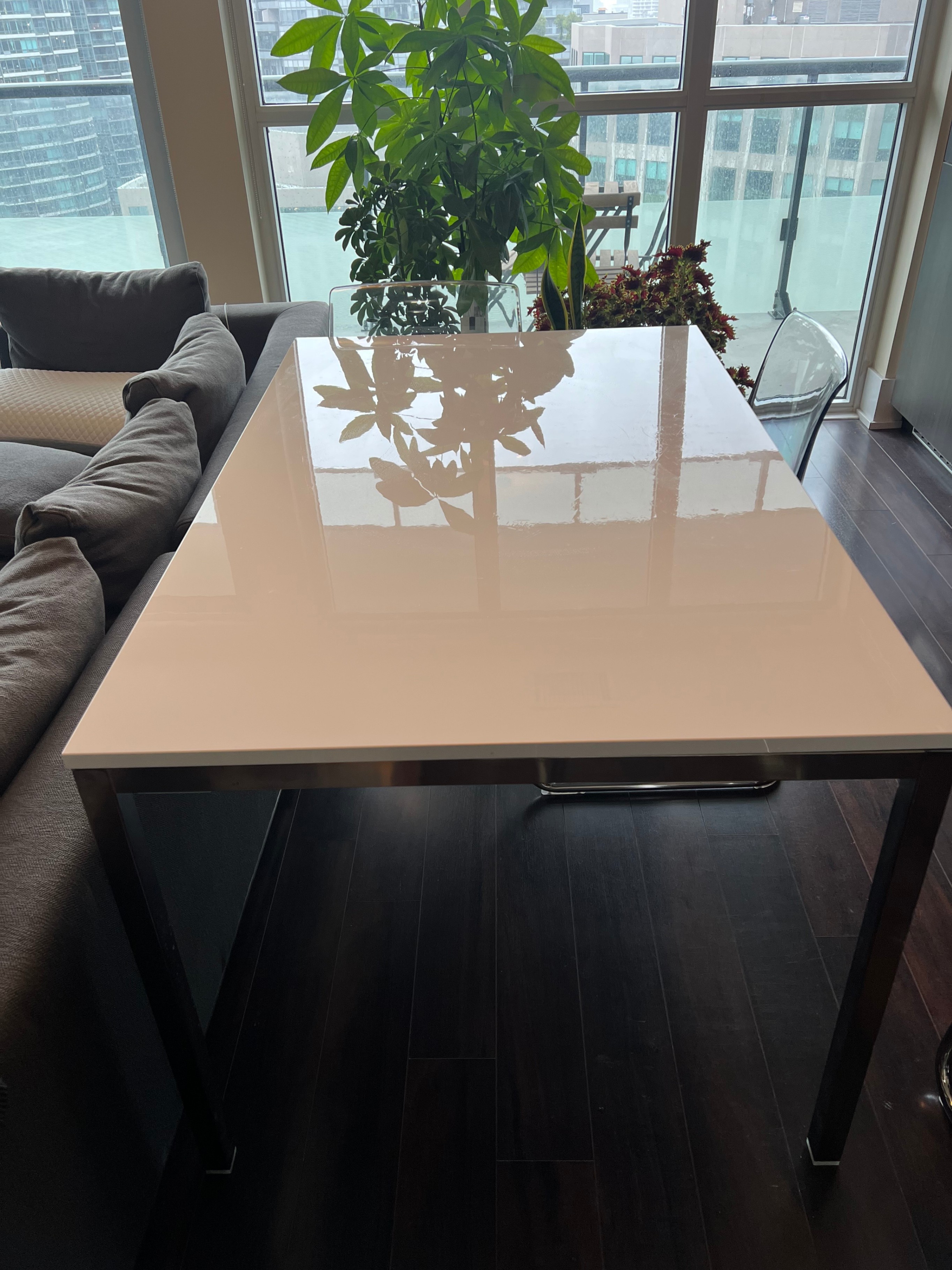 IKEA TORSBY Dining Table + Transparent Chairs – Great Condition - photo 2