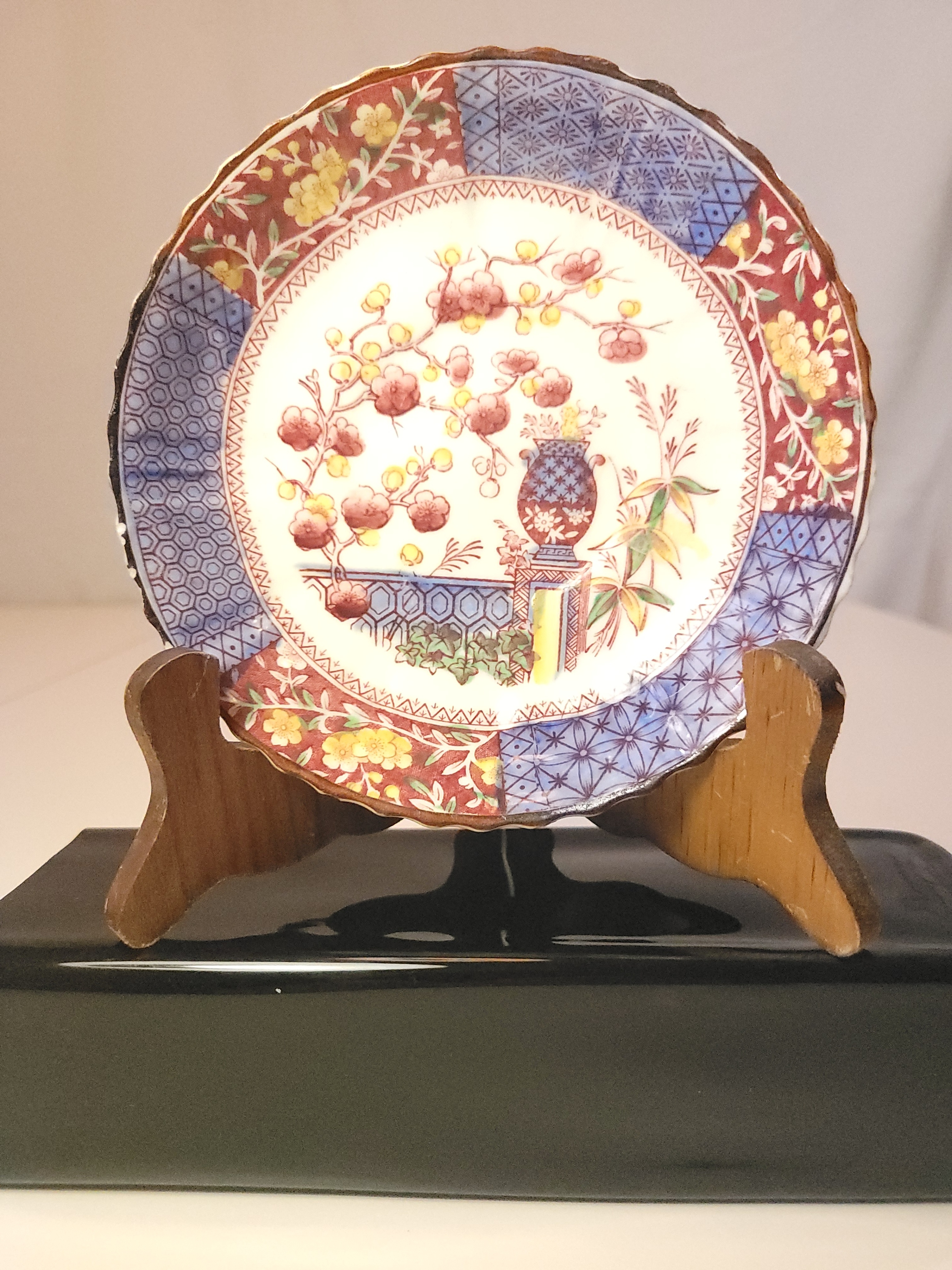 1900-1920 Japanese Imari Plate with Wood Stand Scalloped Floral - photo 5