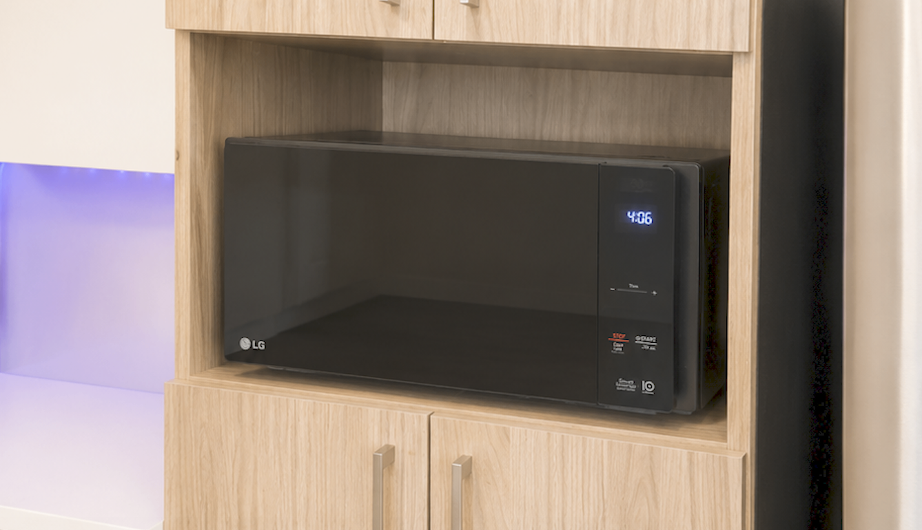 LG Black Touchscreen Microwave - photo 3