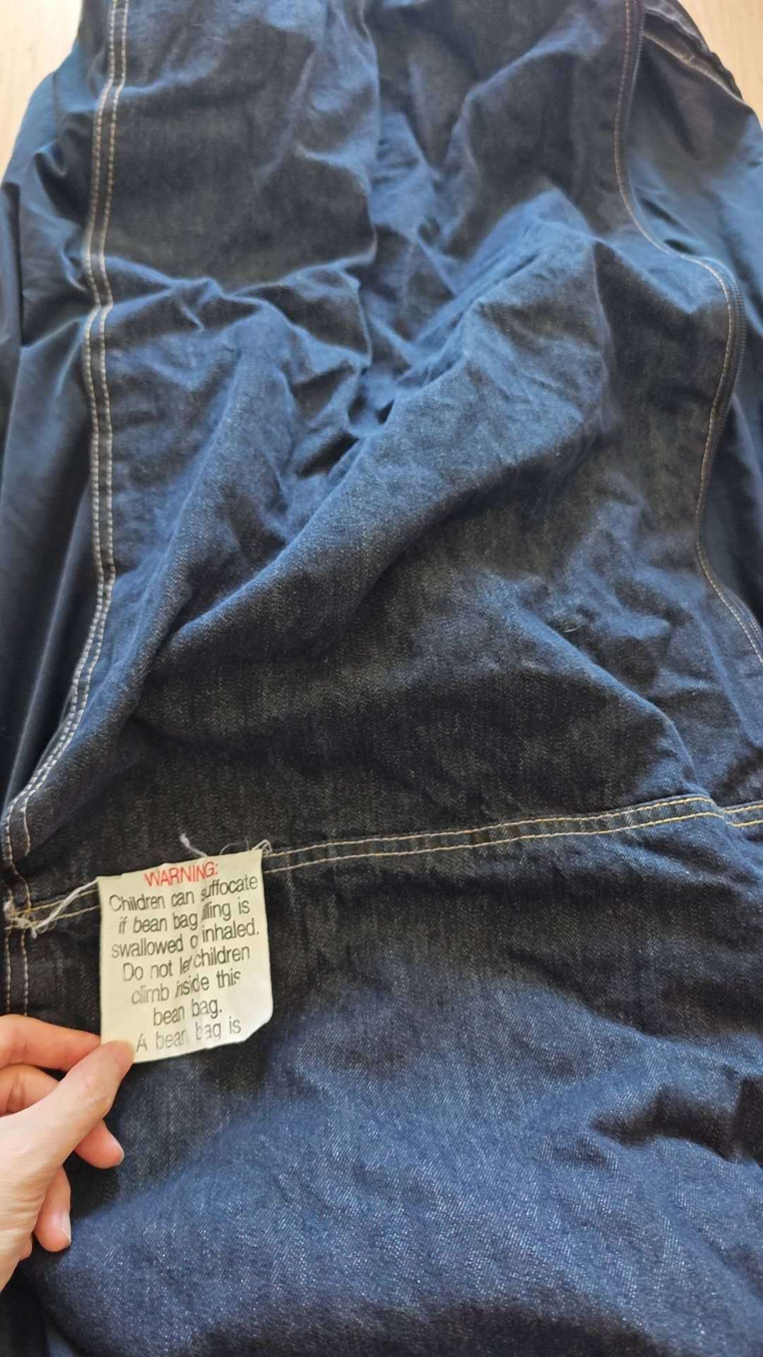 两个填充式懒人沙发 + 全新牛仔套 / 2 Bean Bag Chairs + New Denim Cover