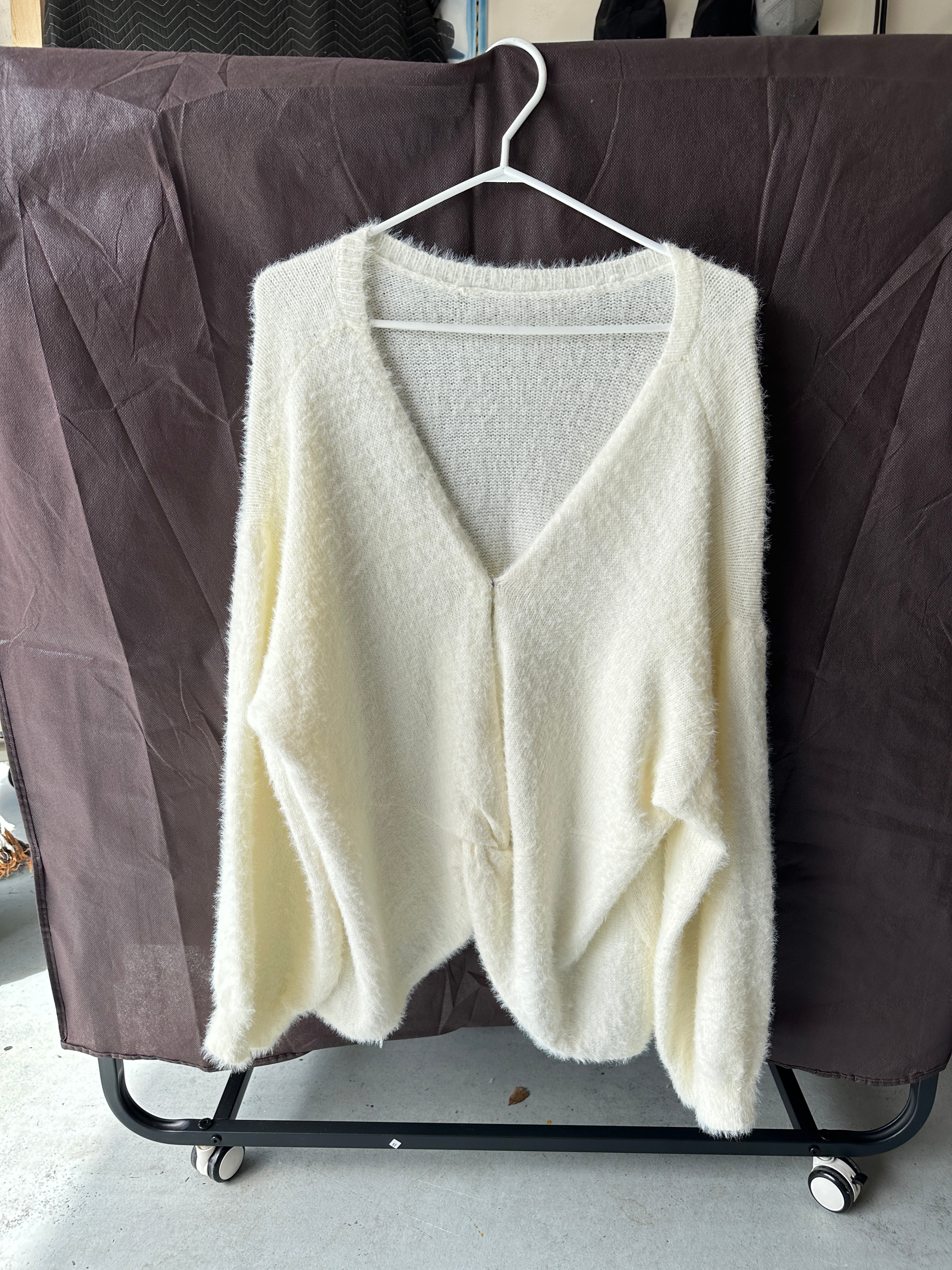 Eloqui - Cream fuzzy V-neck sweater - photo 2