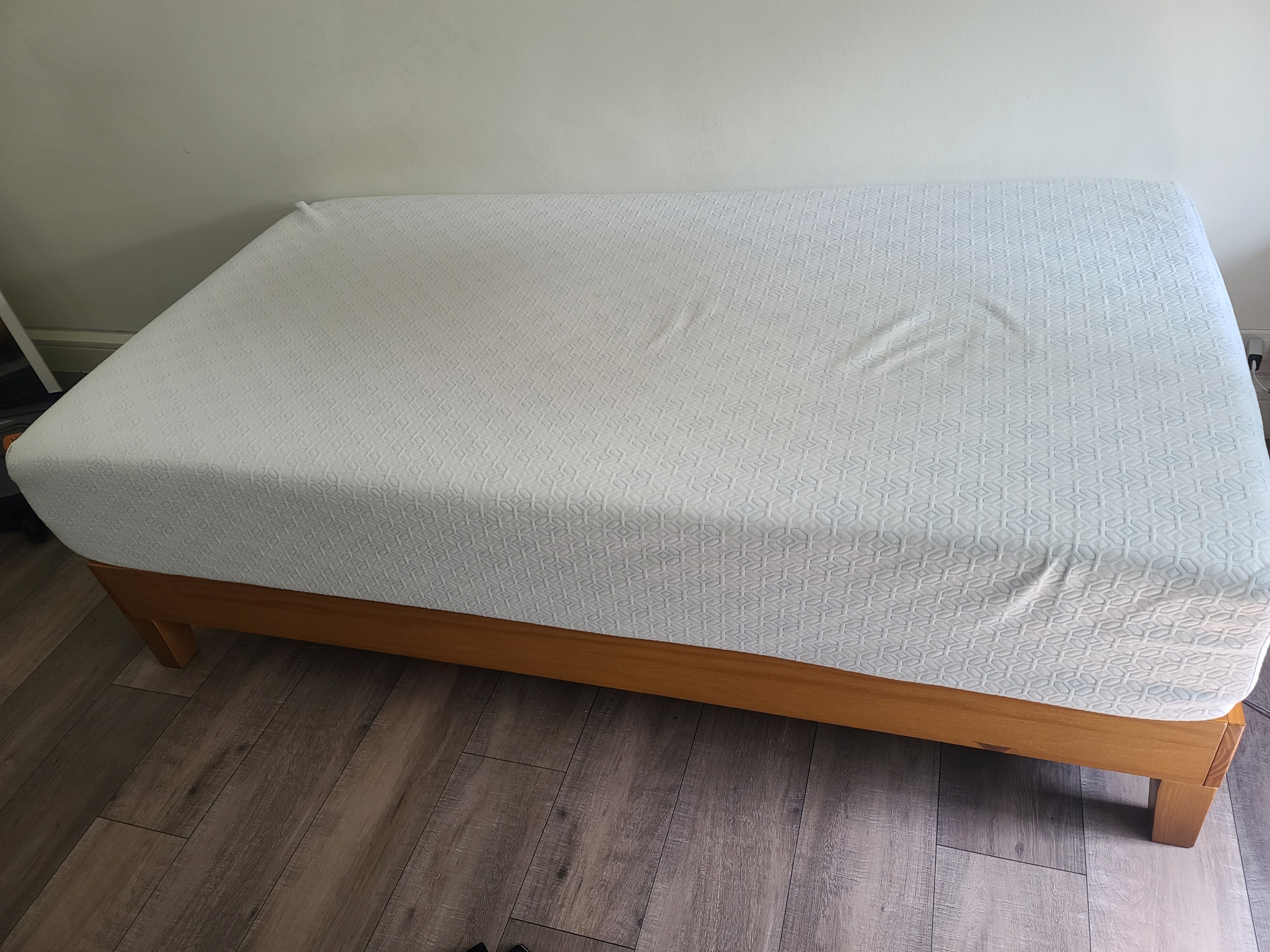 SELL BY May 16 Wooden Bed frame Twin. Mattress Gel Mem separate - photo 2