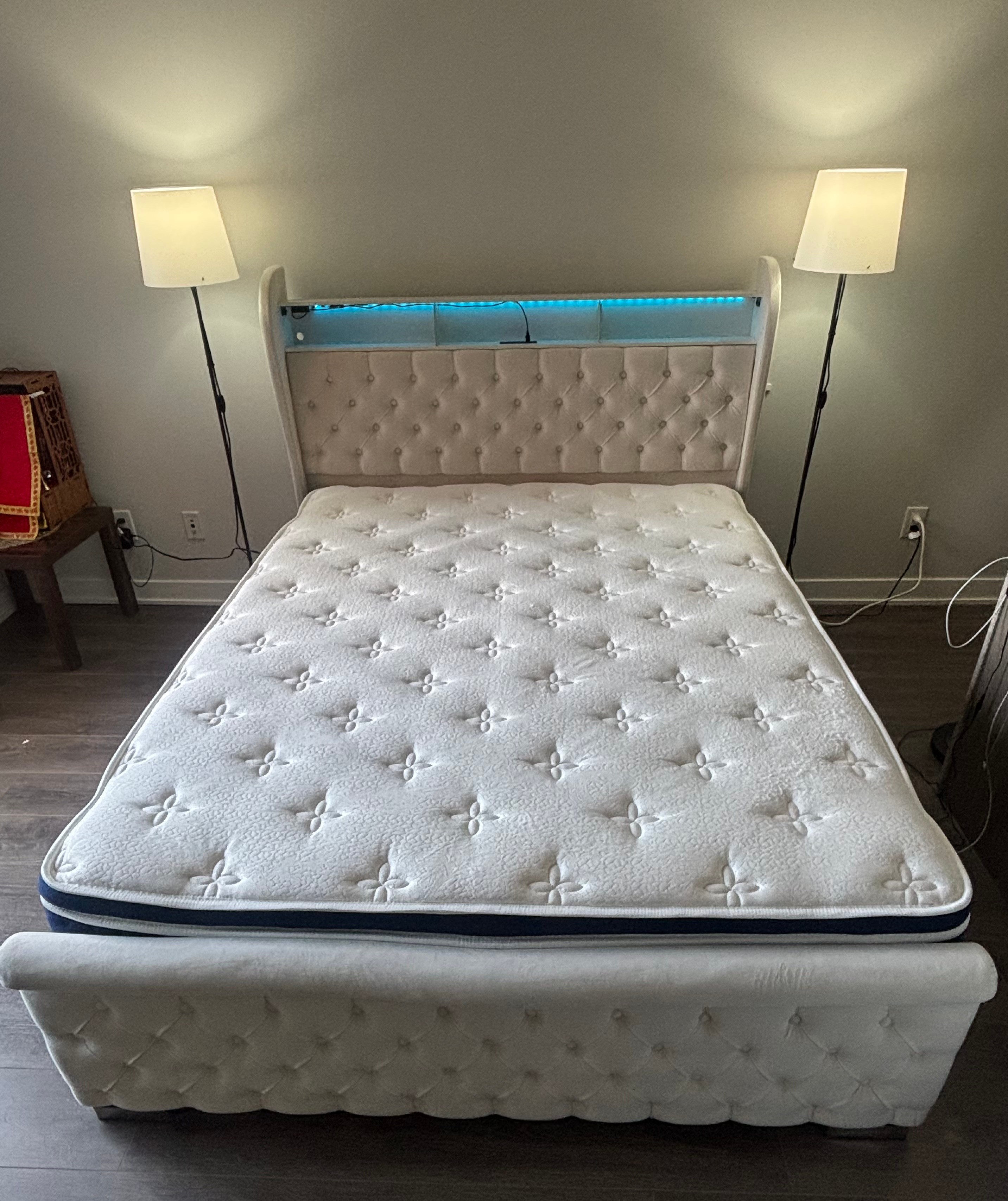 Queen Size bed frame like new - photo 3