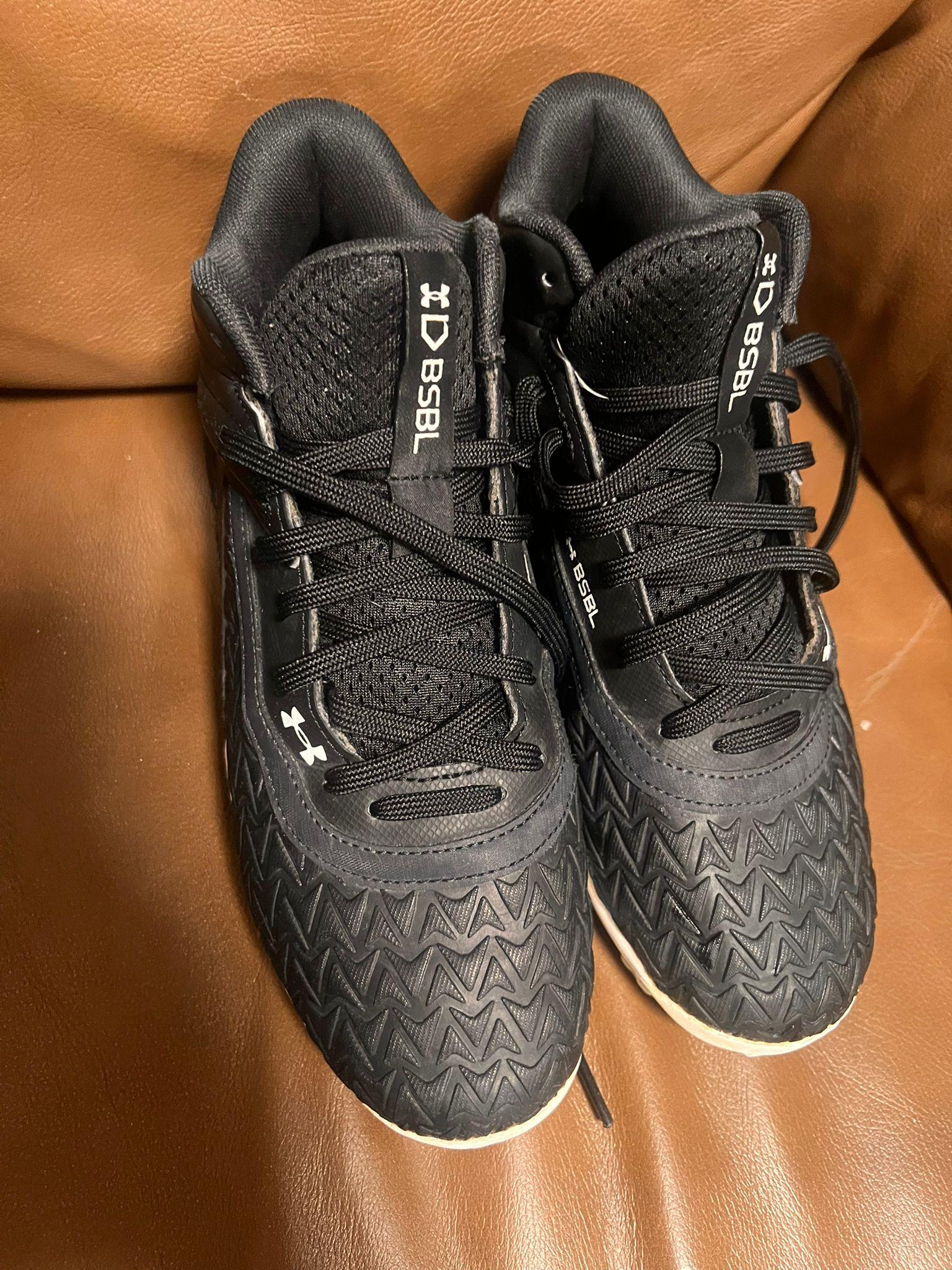 Men's Size 6 Under Armour Baseball Cleats- Excellent condition