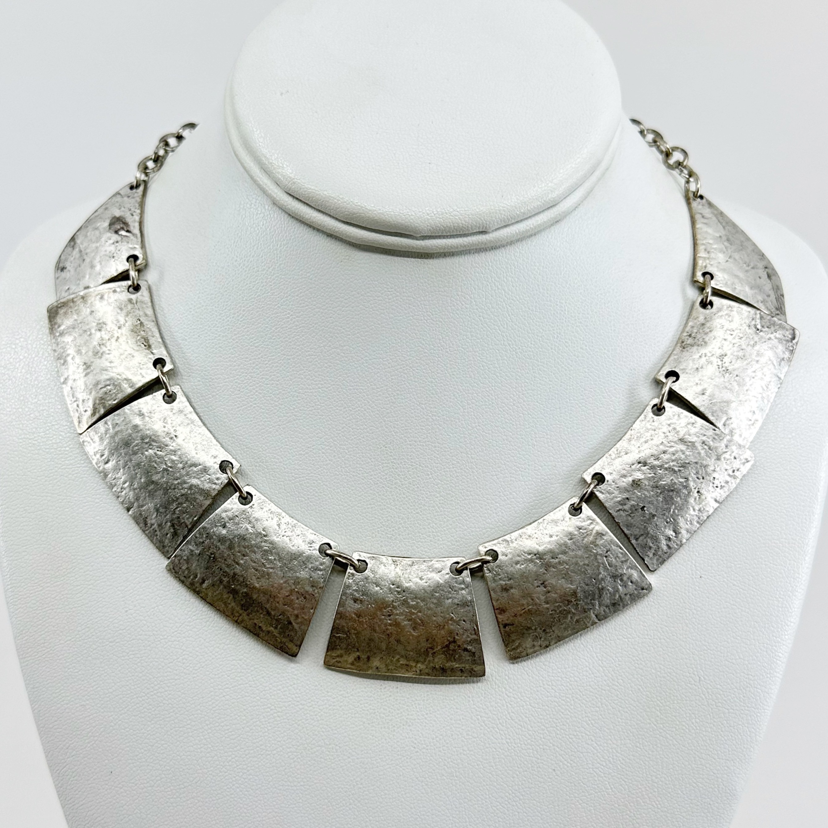 Modernist Nefertiti Silver tone necklace - GM966