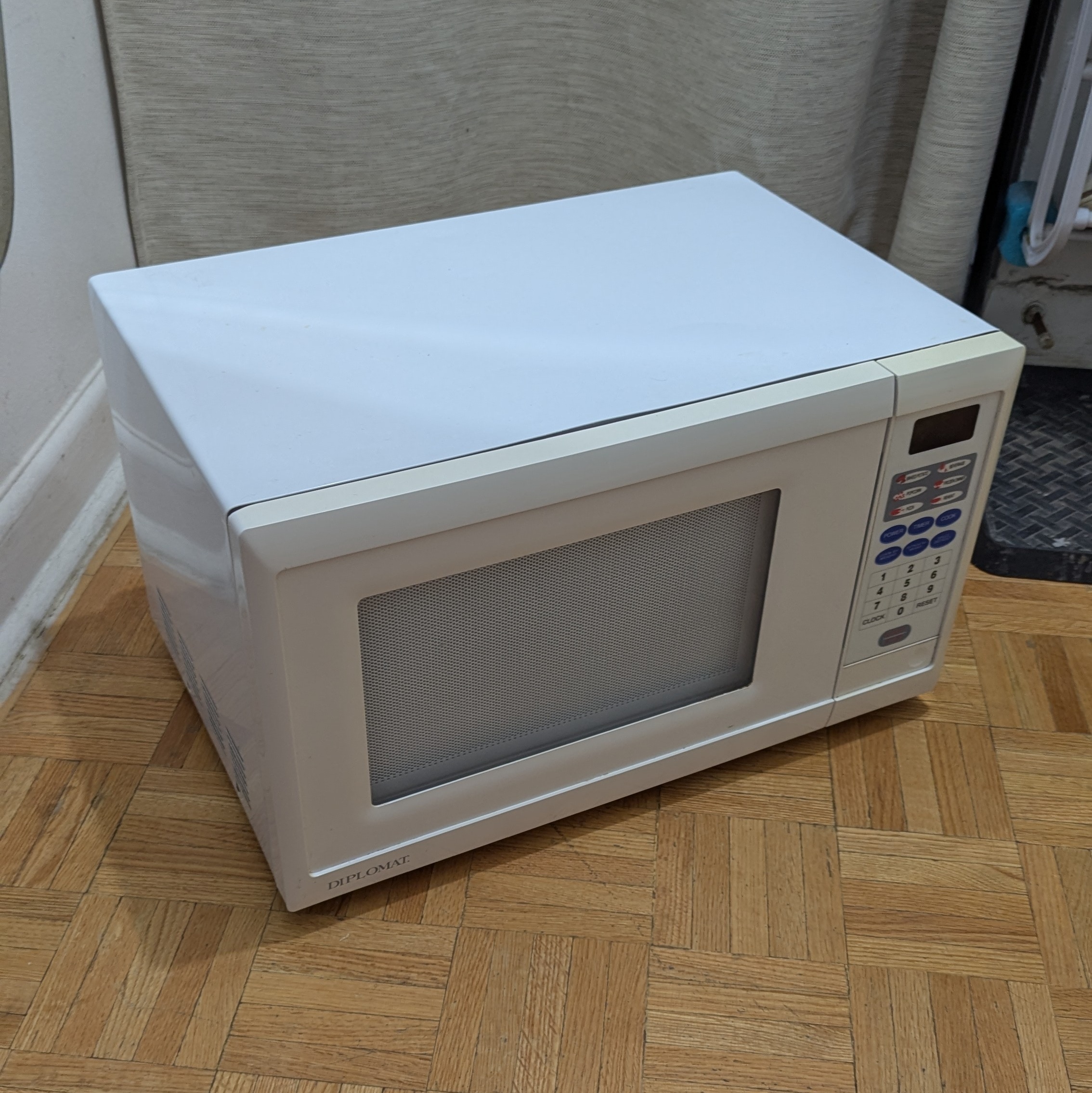 Heavily Used Compact Microwave 900W \ 0.9cu.ft. Countertop Oven