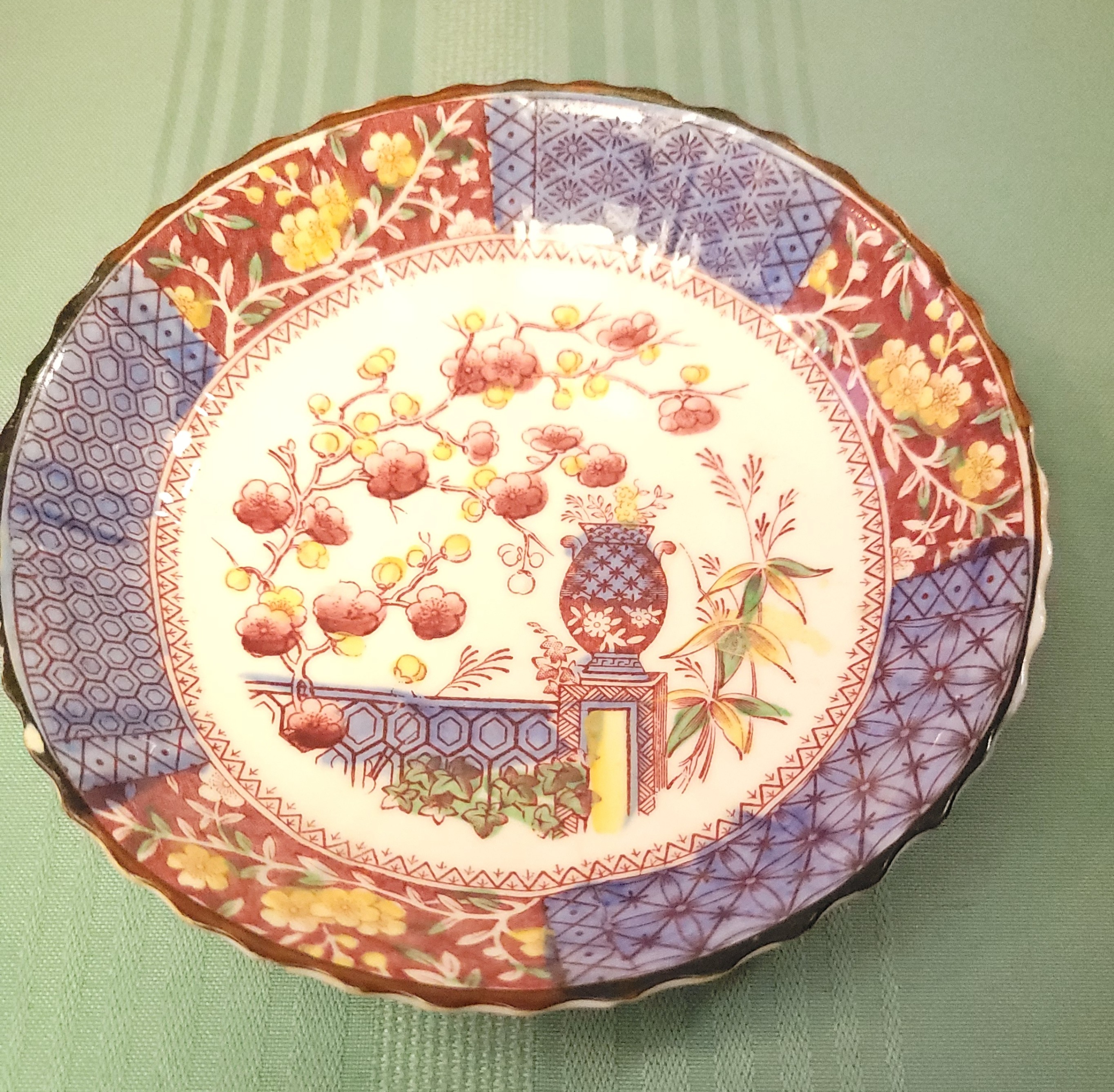 1900-1920 Japanese Imari Plate with Wood Stand Scalloped Floral - photo 2