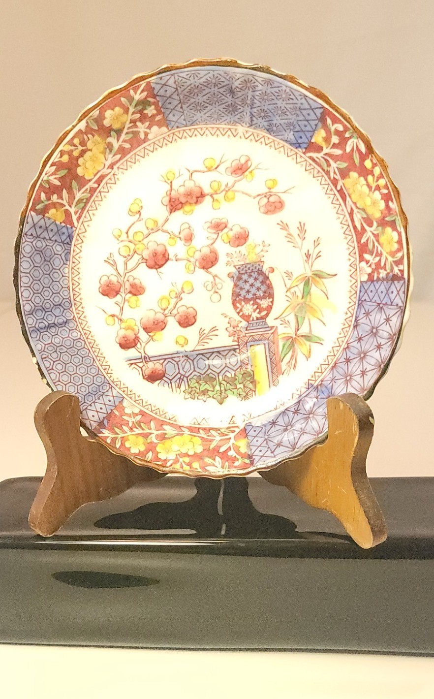 1900-1920 Japanese Imari Plate with Wood Stand Scalloped Floral - photo 3