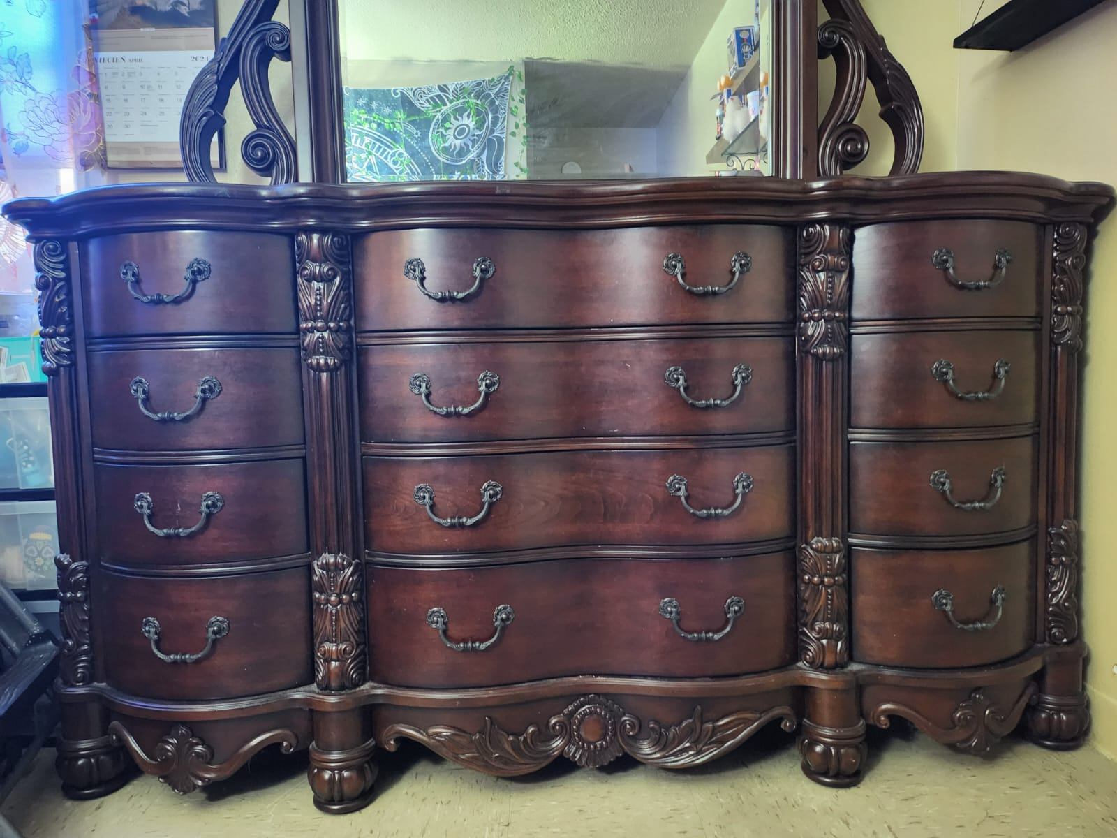 Solid Wood Construction Dresser & Mirror. - photo 3
