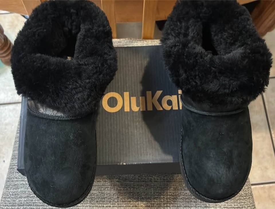 New in box OluKai LU’I Lava Rock Black Slippers size ladies 6